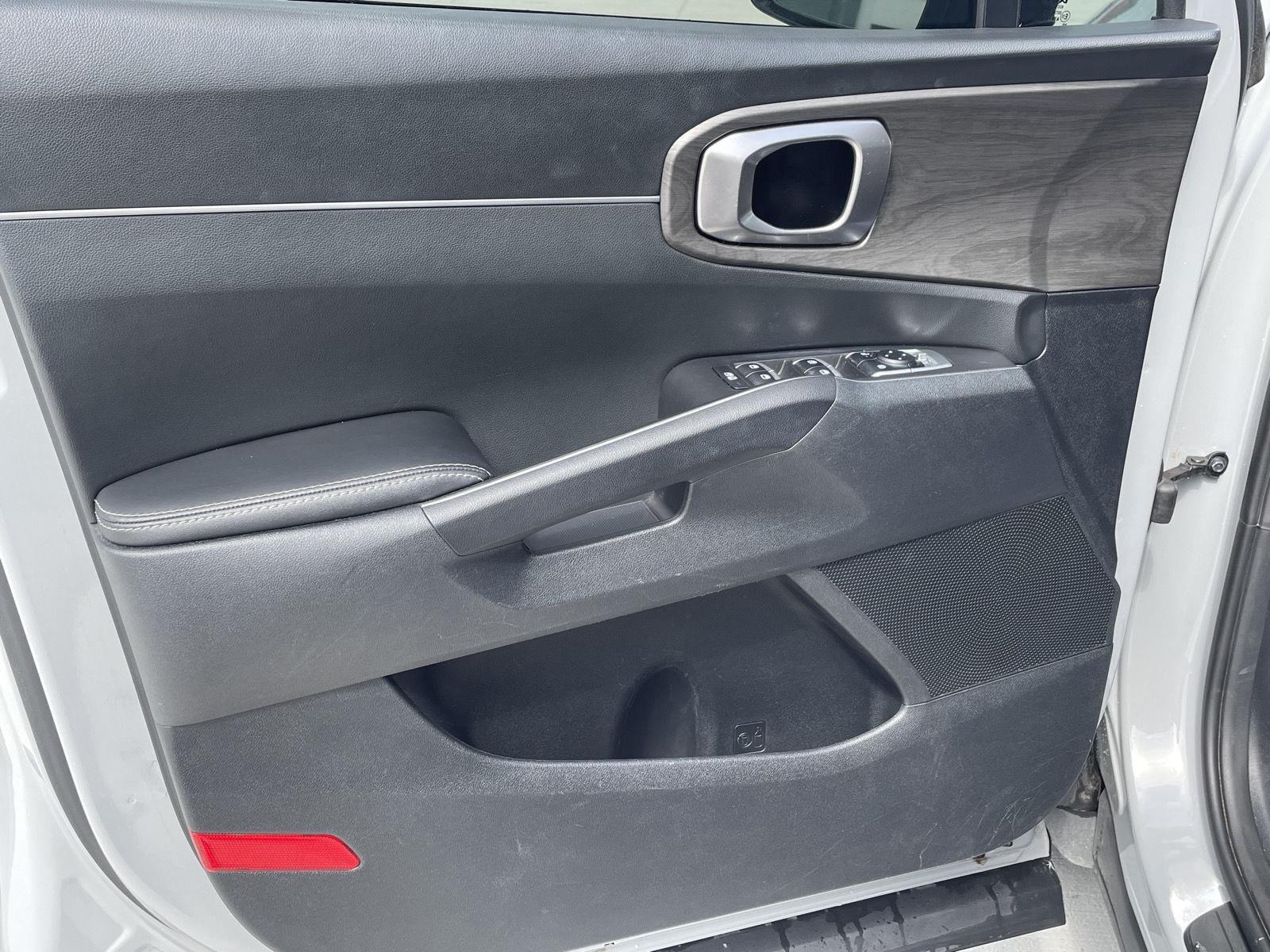 Vehicle photo 12