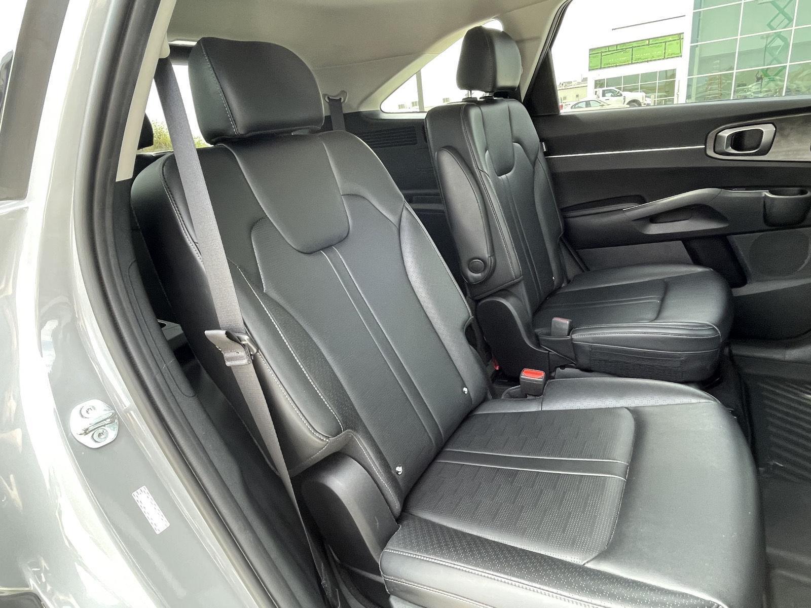 Vehicle photo 19