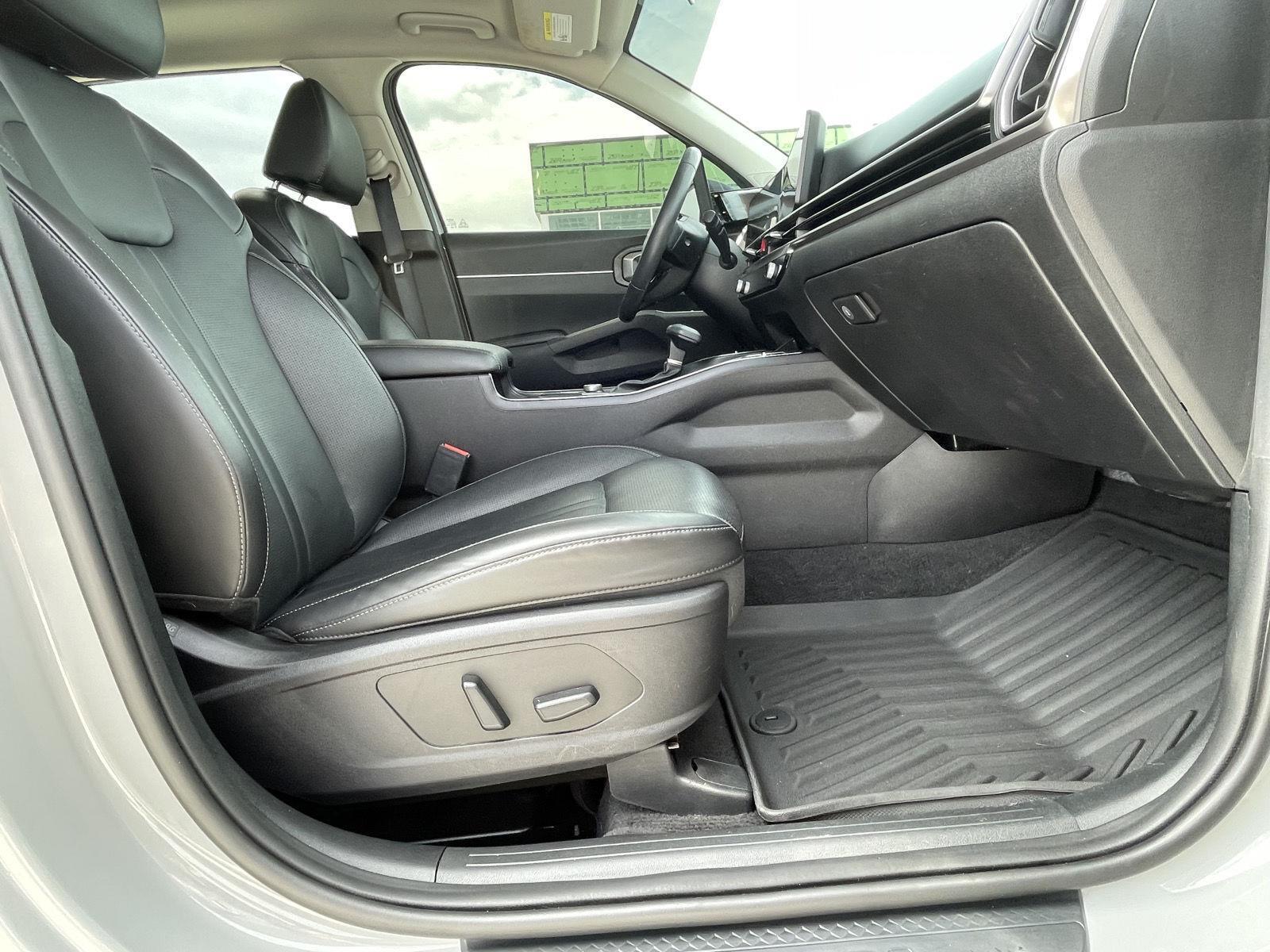 Vehicle photo 21
