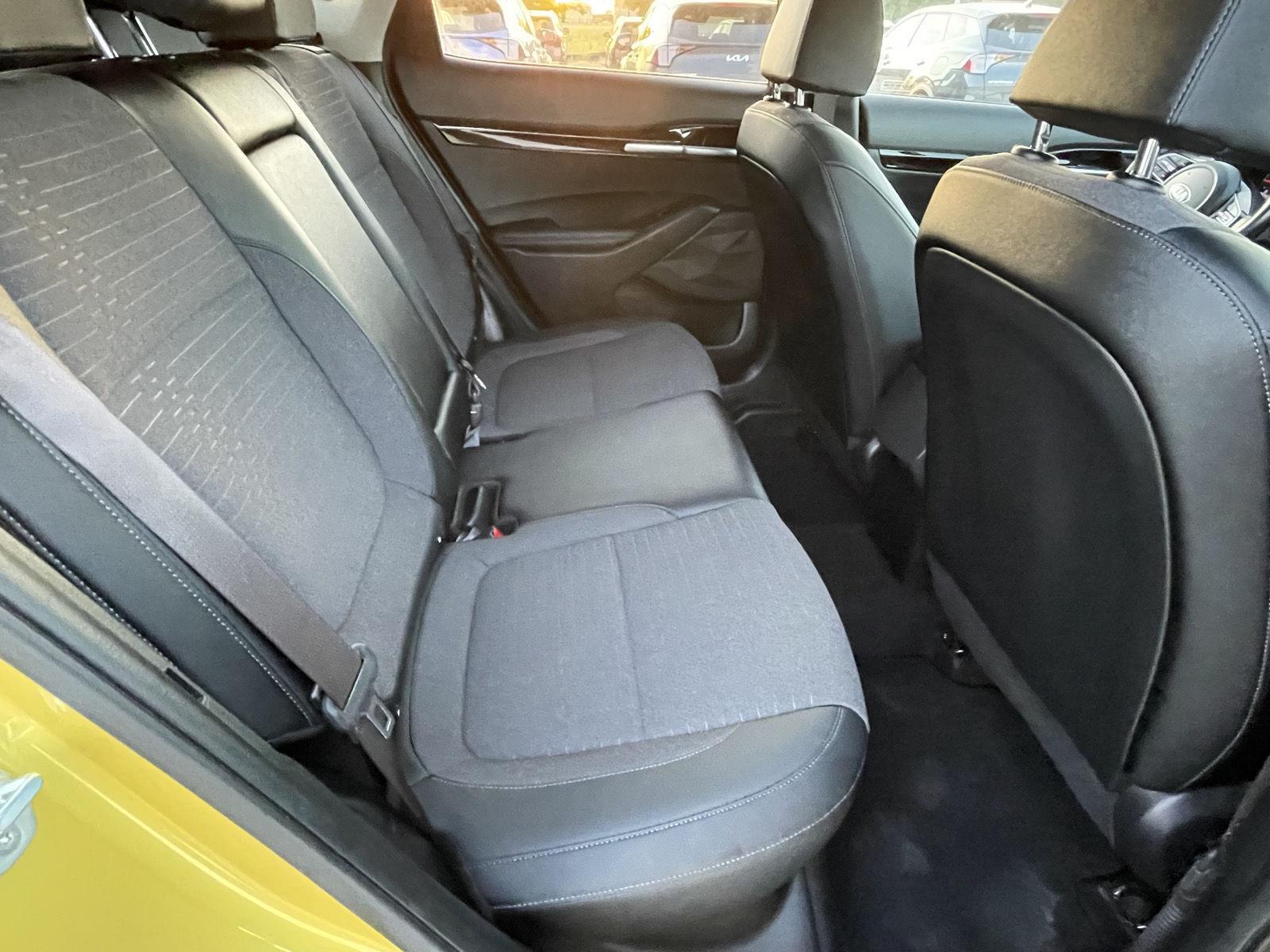 Vehicle photo 17