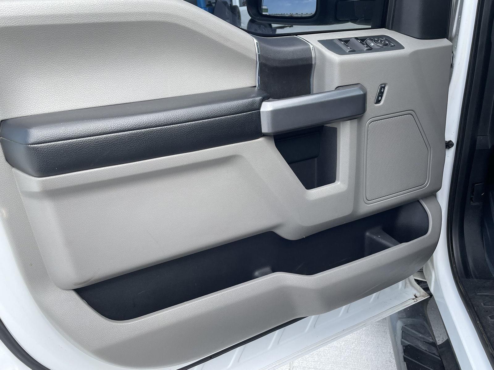 Vehicle photo 12