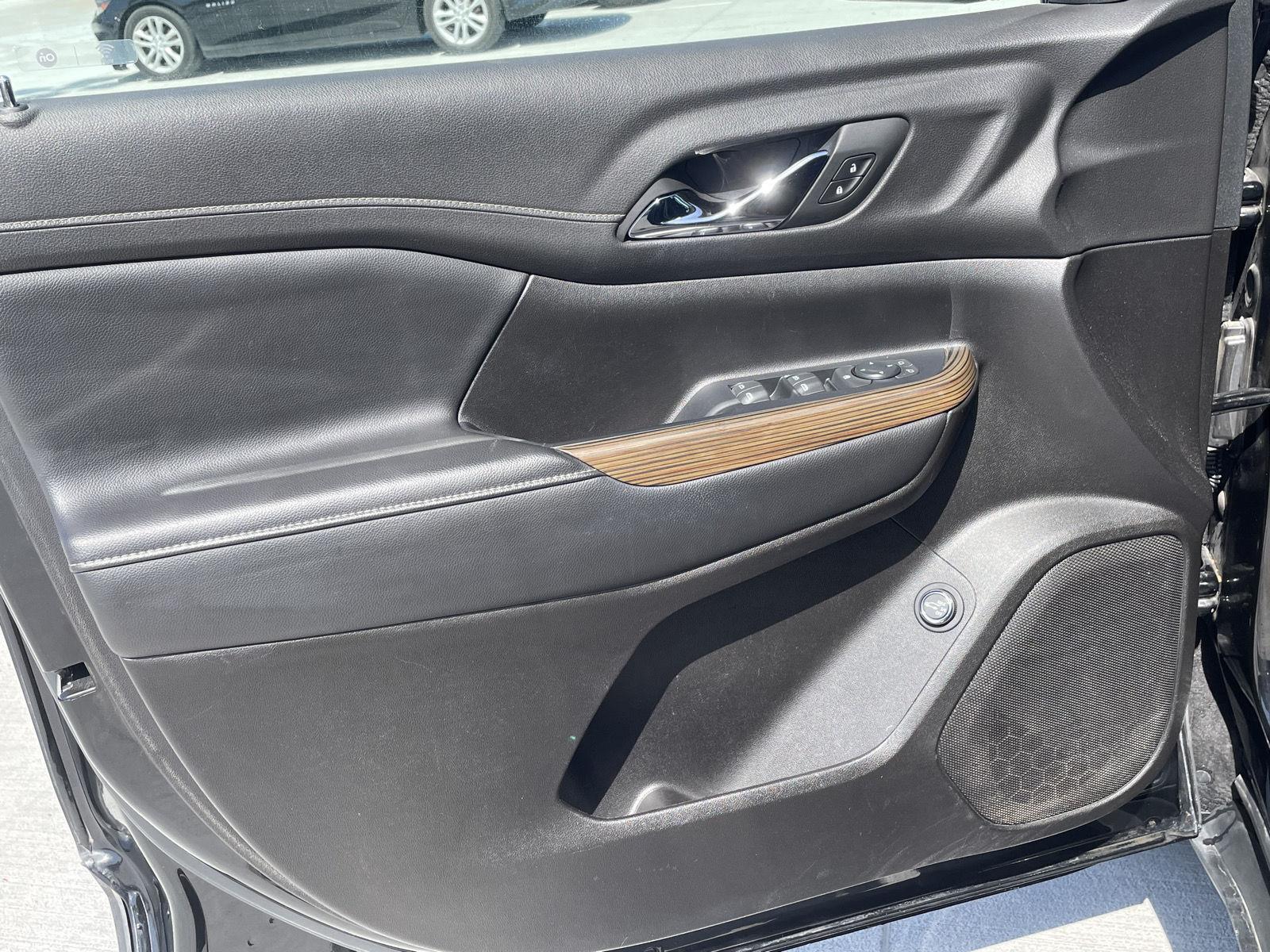 Vehicle photo 12