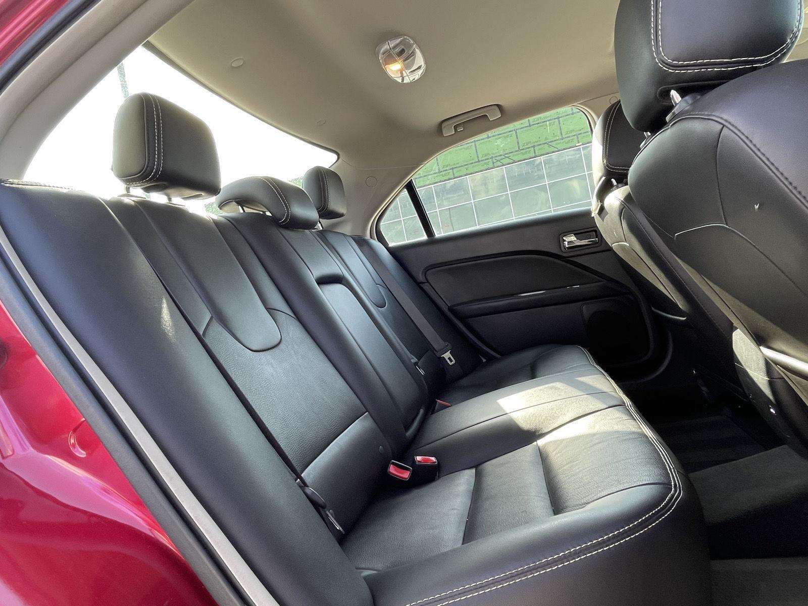 Vehicle photo 19