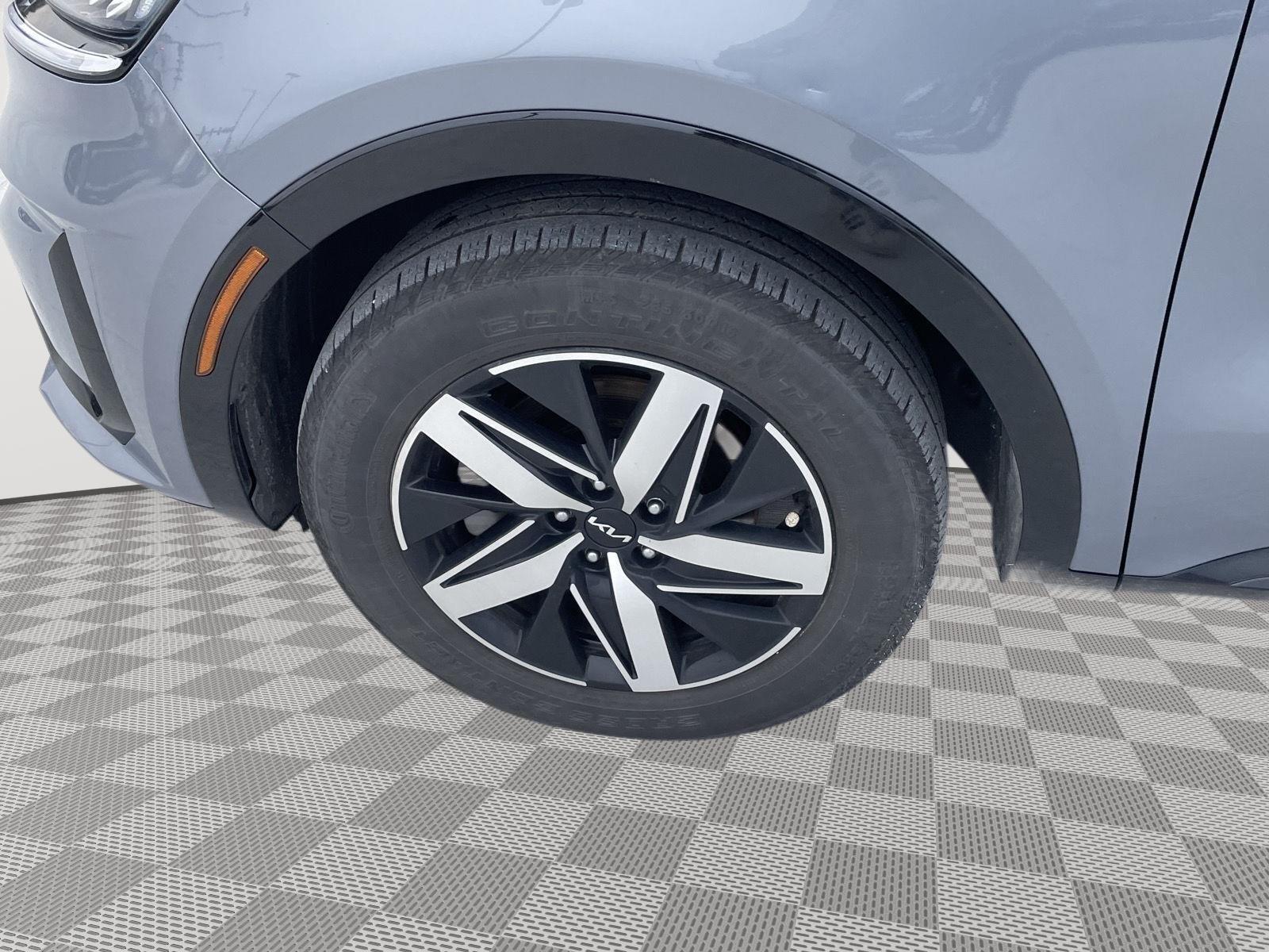 Vehicle photo 10