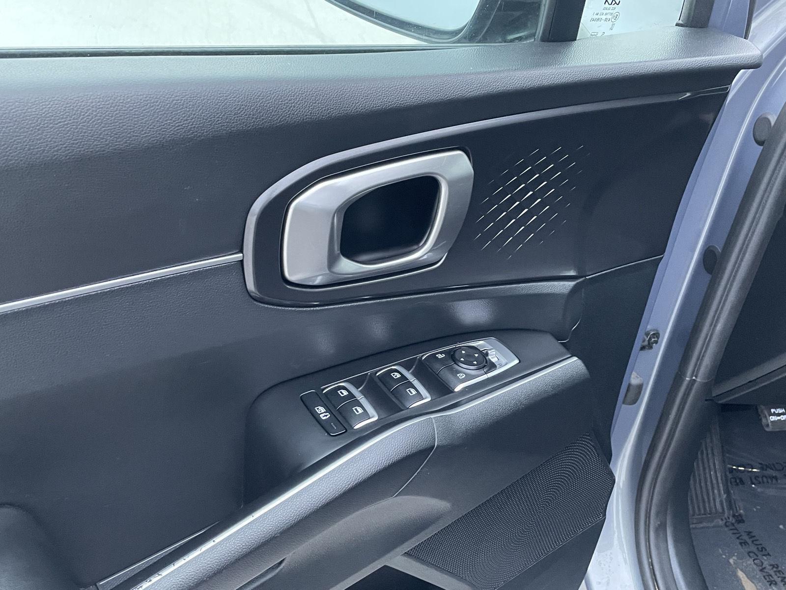 Vehicle photo 12