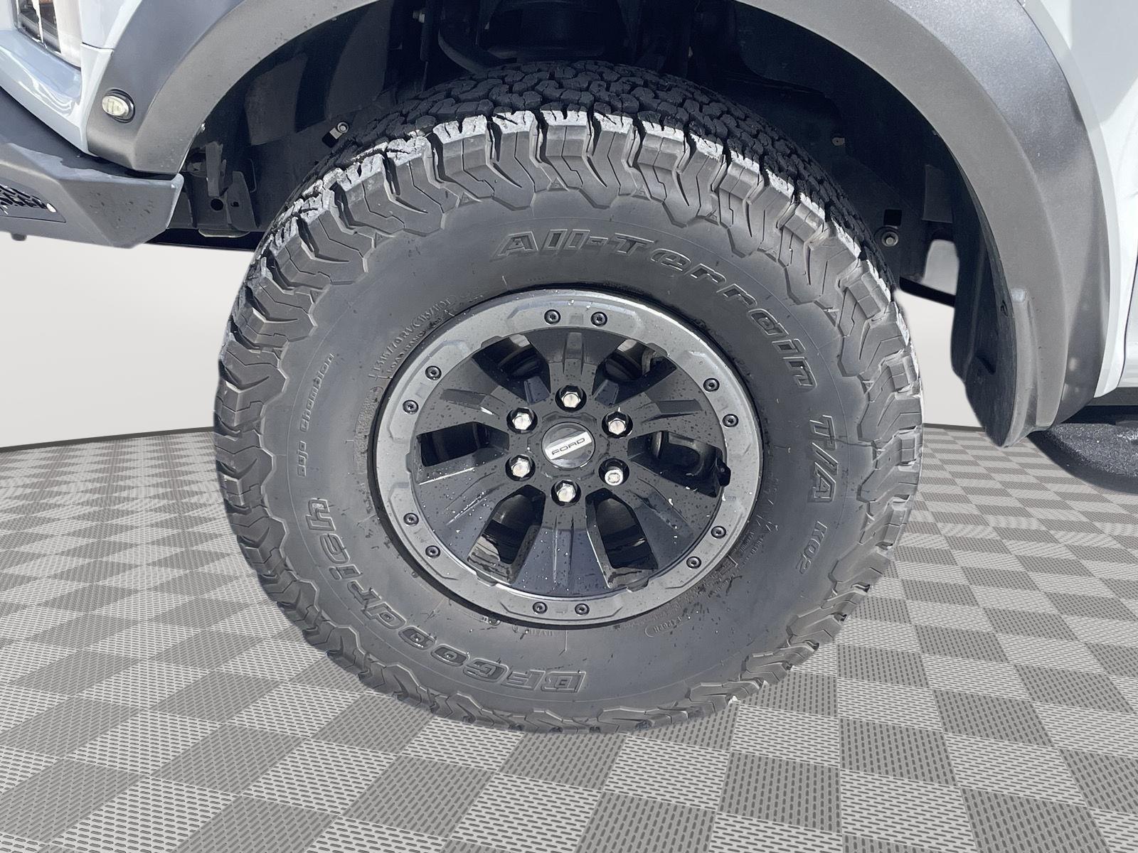 Vehicle photo 10
