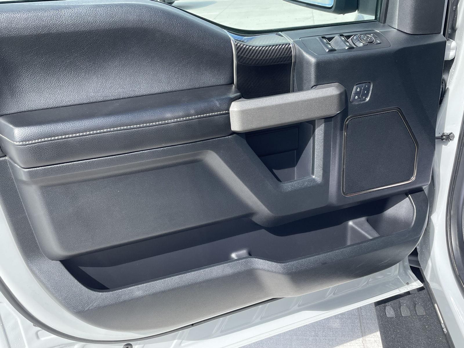 Vehicle photo 12