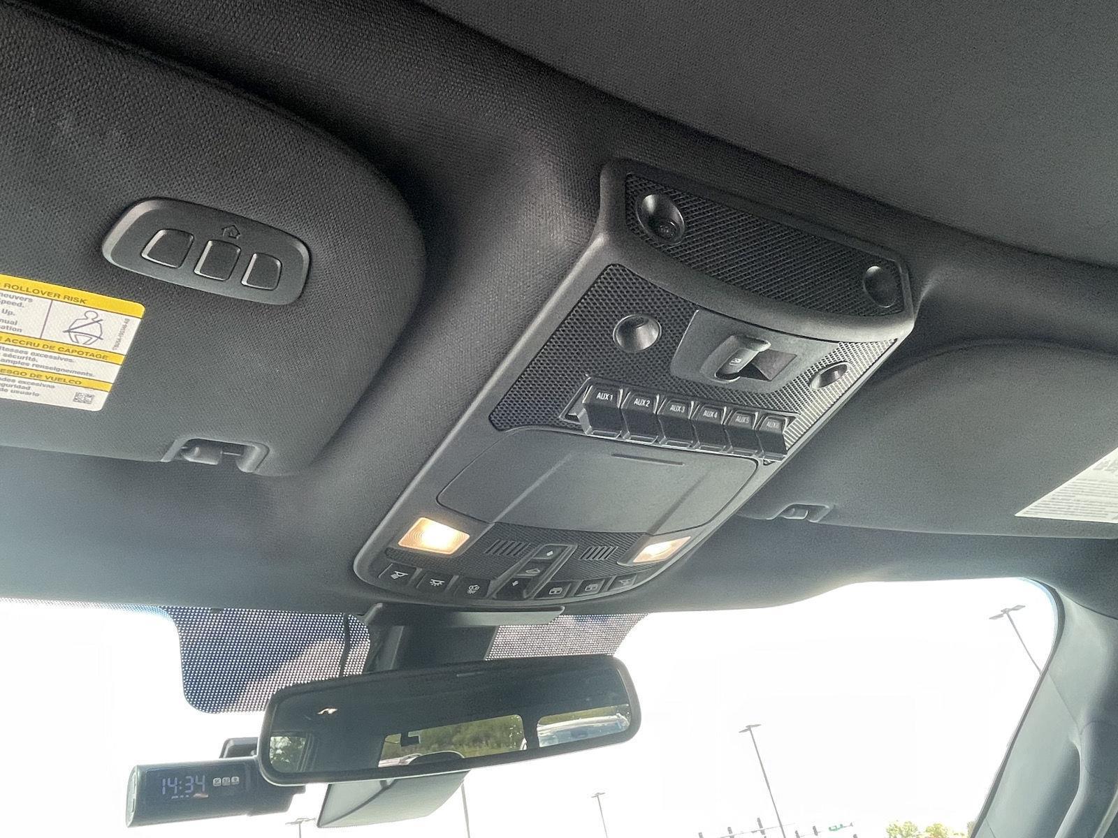 Vehicle photo 17