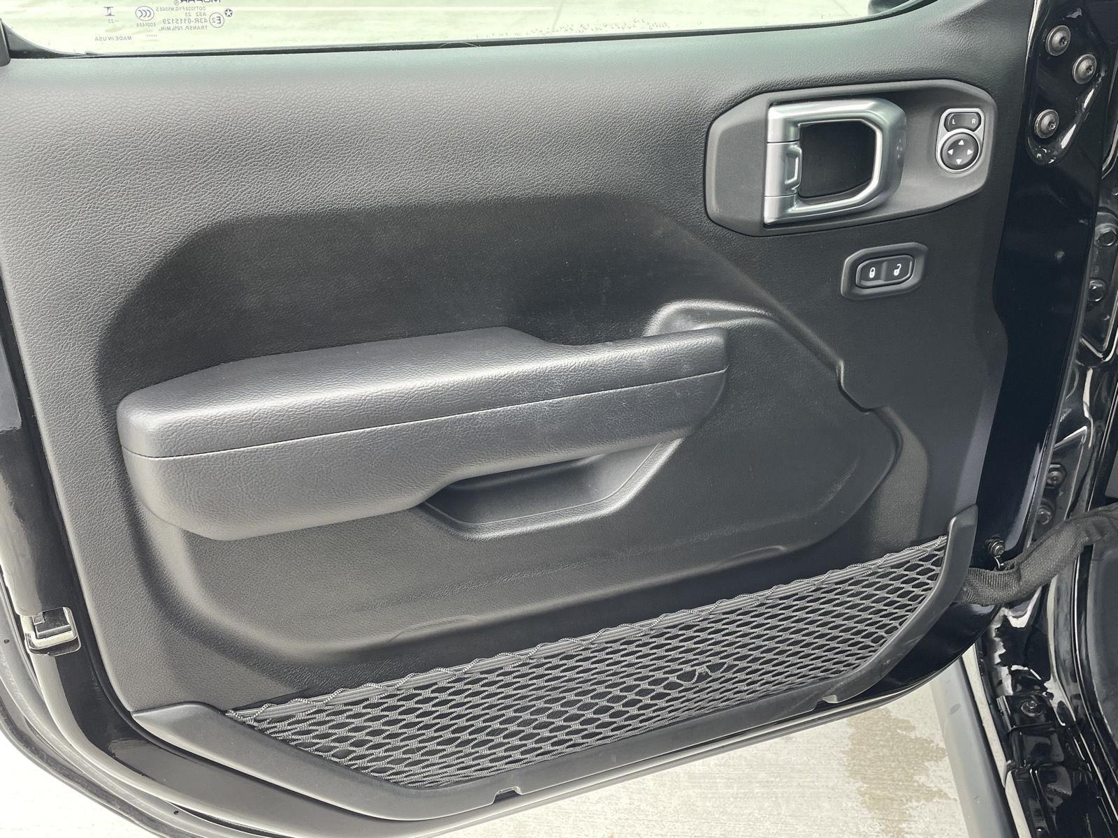 Vehicle photo 12