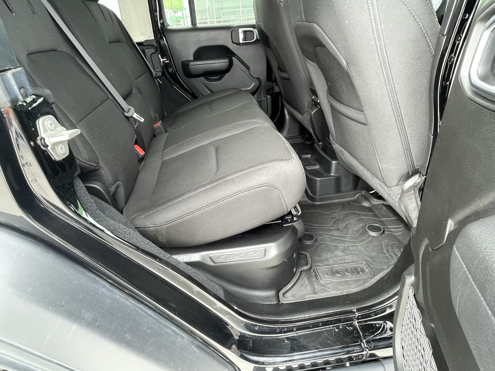 Vehicle photo 17