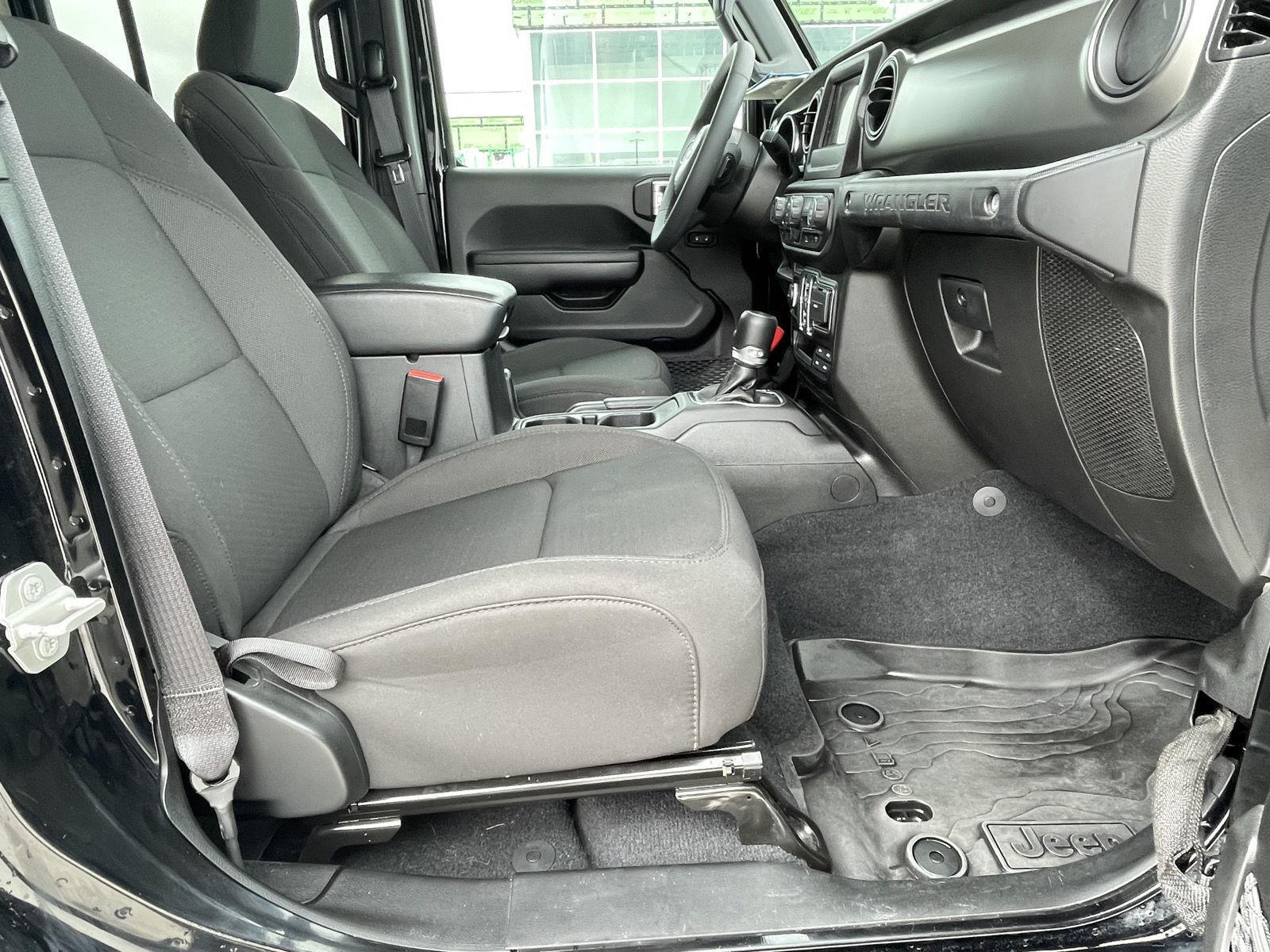 Vehicle photo 19