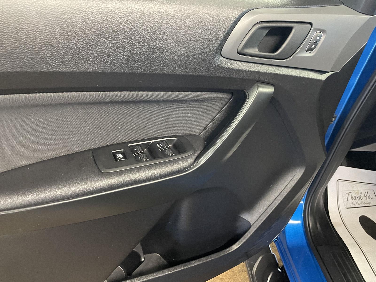 Vehicle photo 12