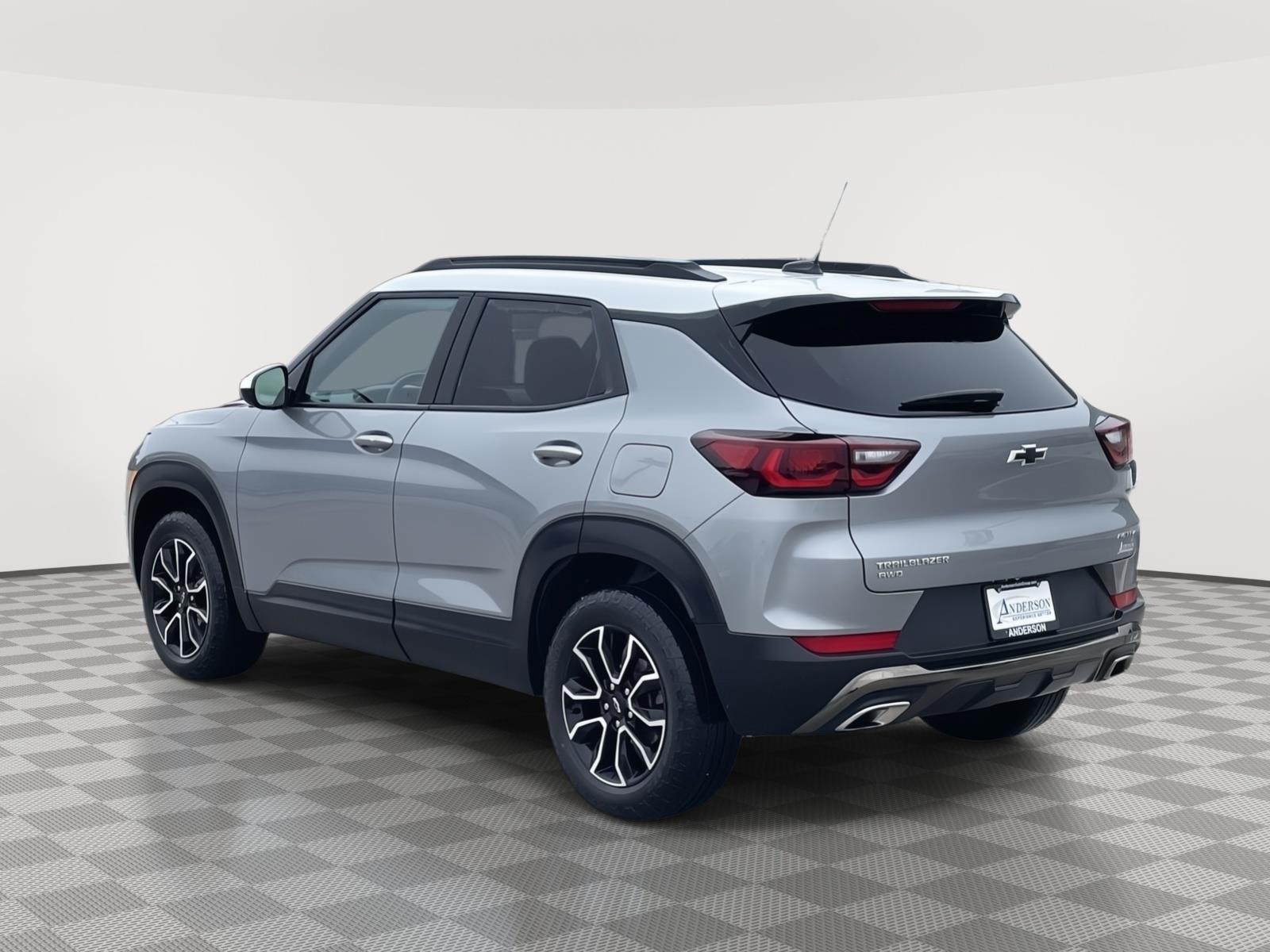 Vehicle photo 4