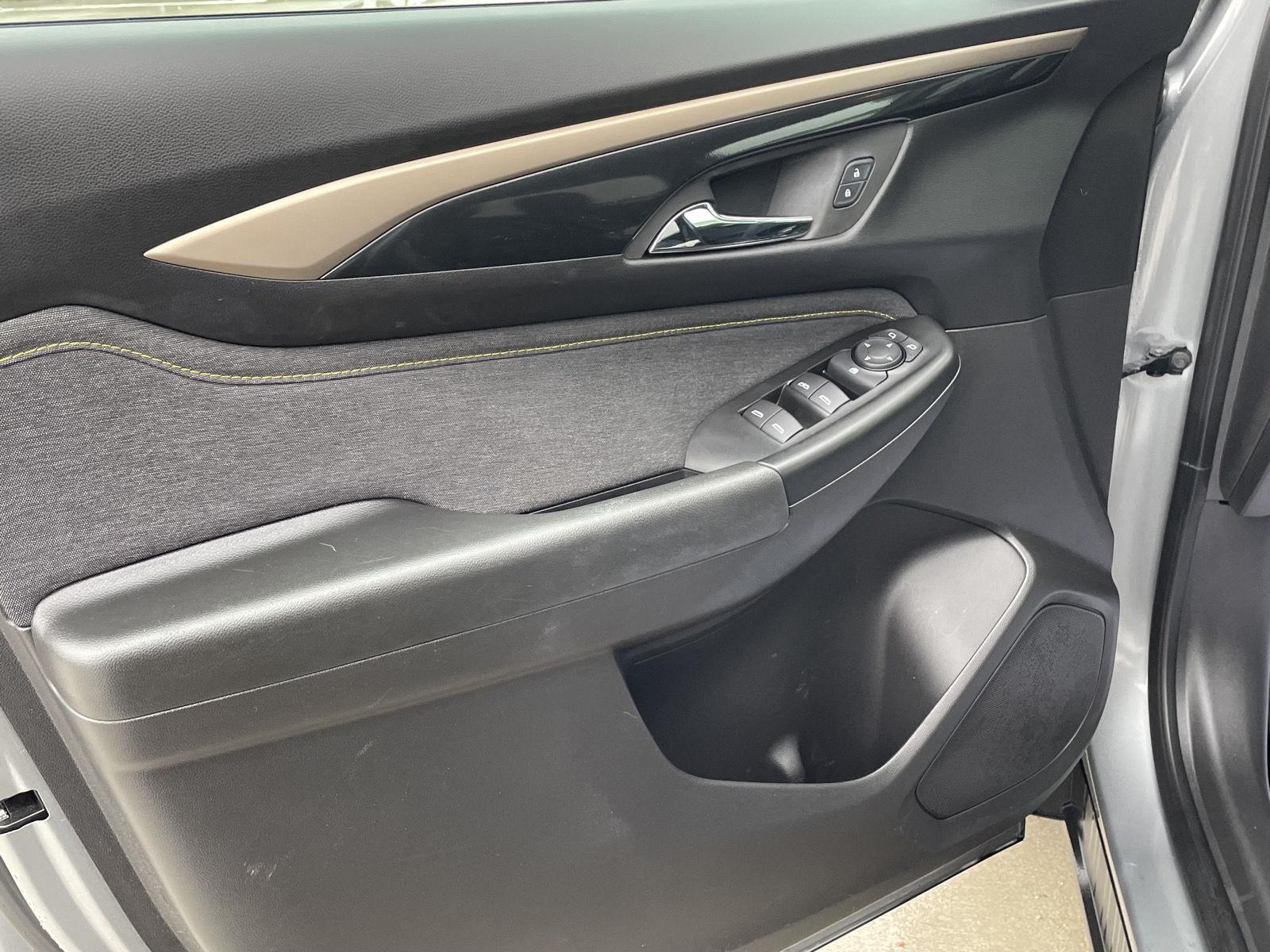 Vehicle photo 12