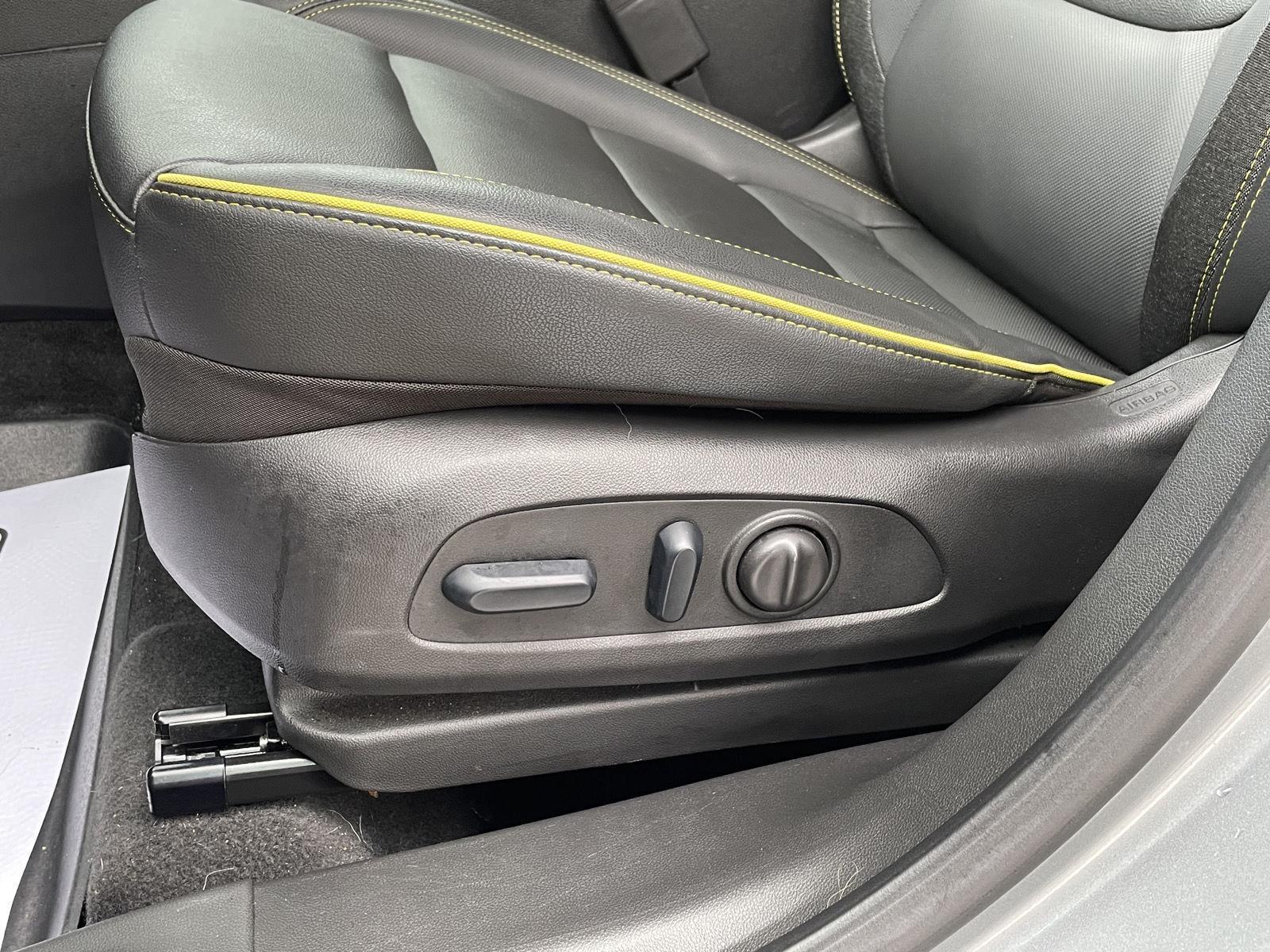 Vehicle photo 17