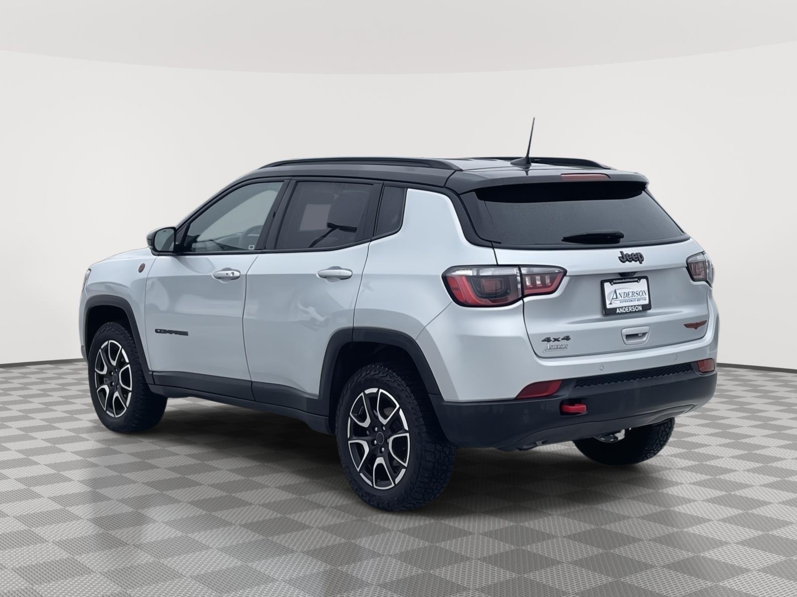 Vehicle photo 4