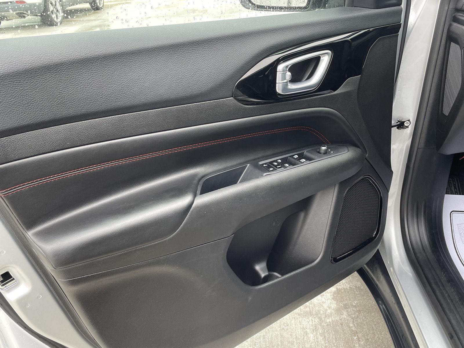 Vehicle photo 12