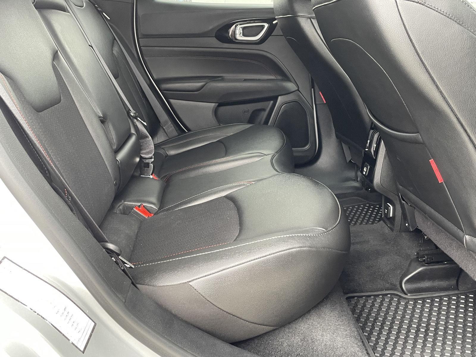 Vehicle photo 19