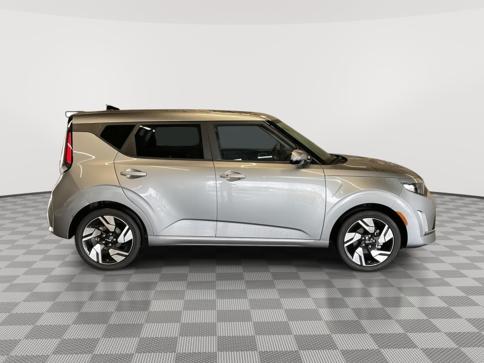 Vehicle photo 7