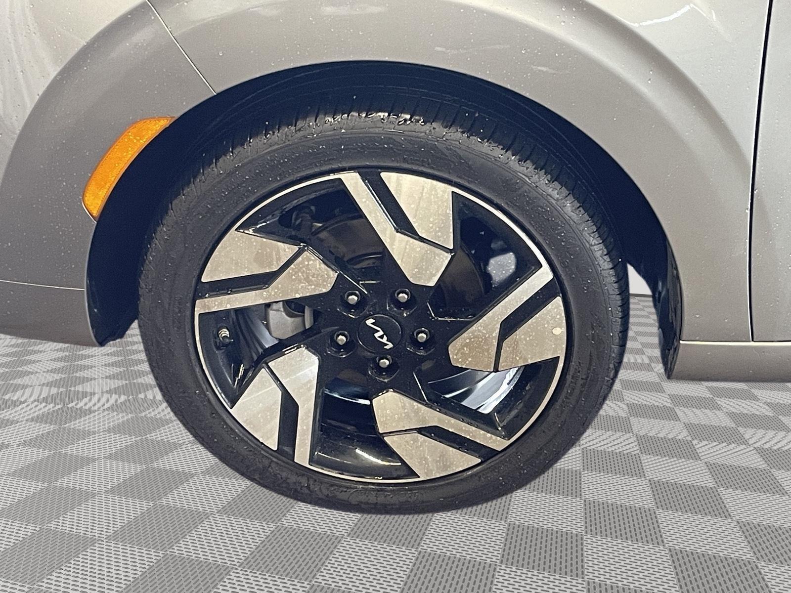 Vehicle photo 10