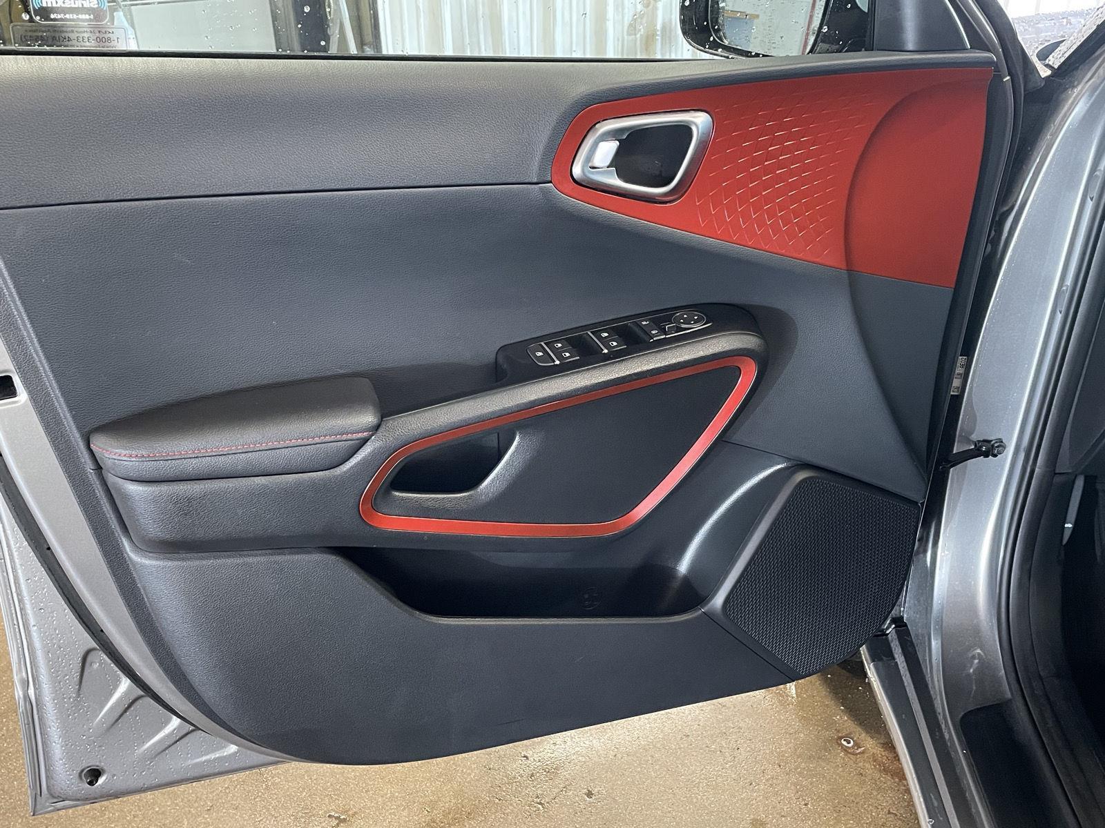Vehicle photo 12