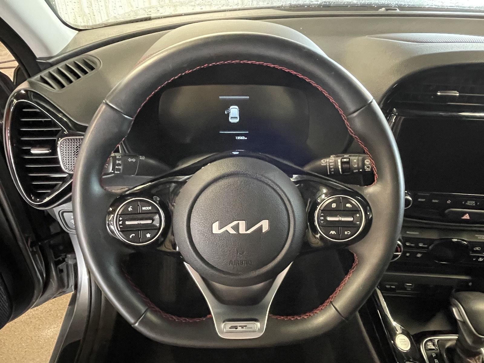 Vehicle photo 13
