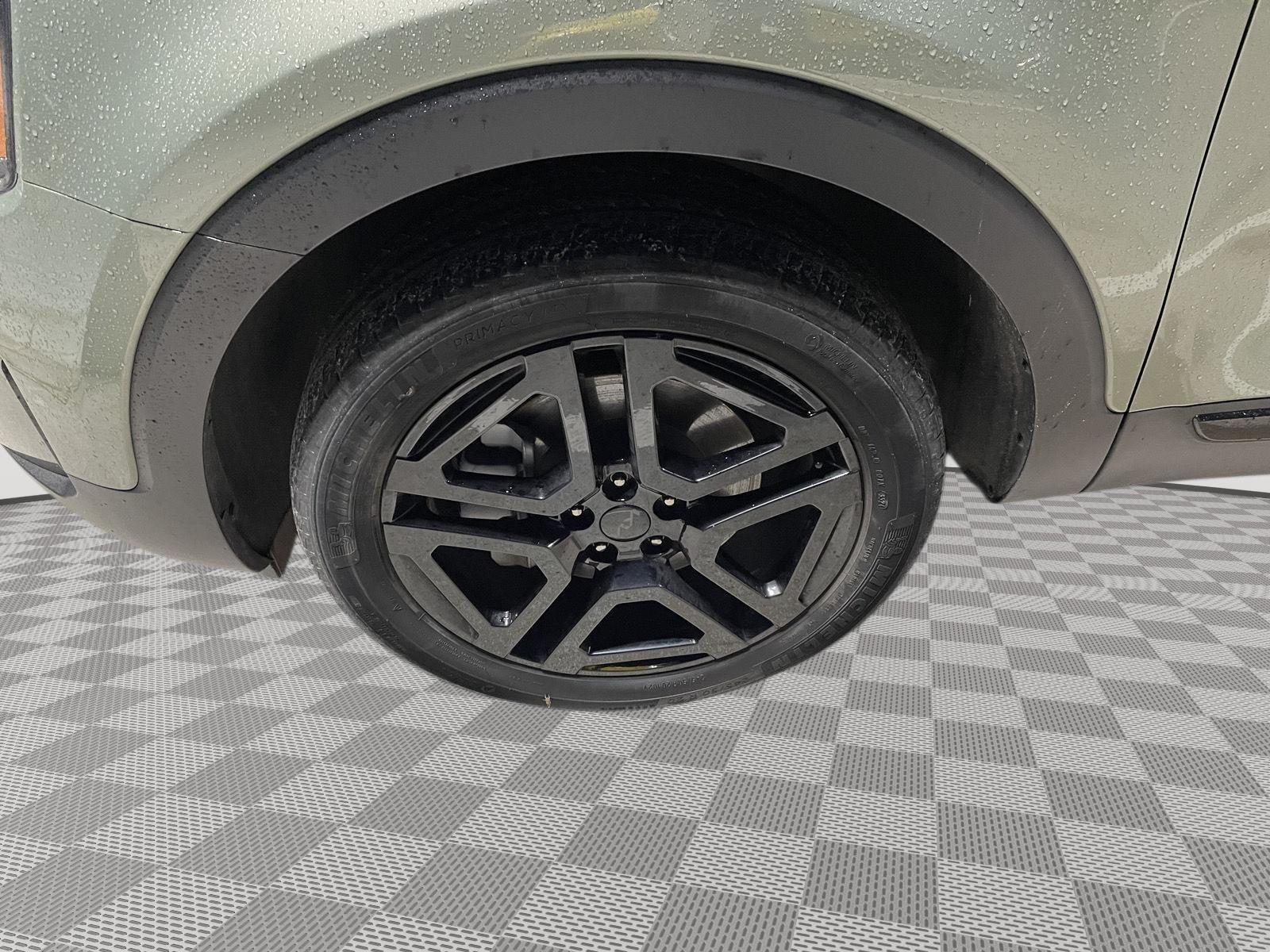 Vehicle photo 11