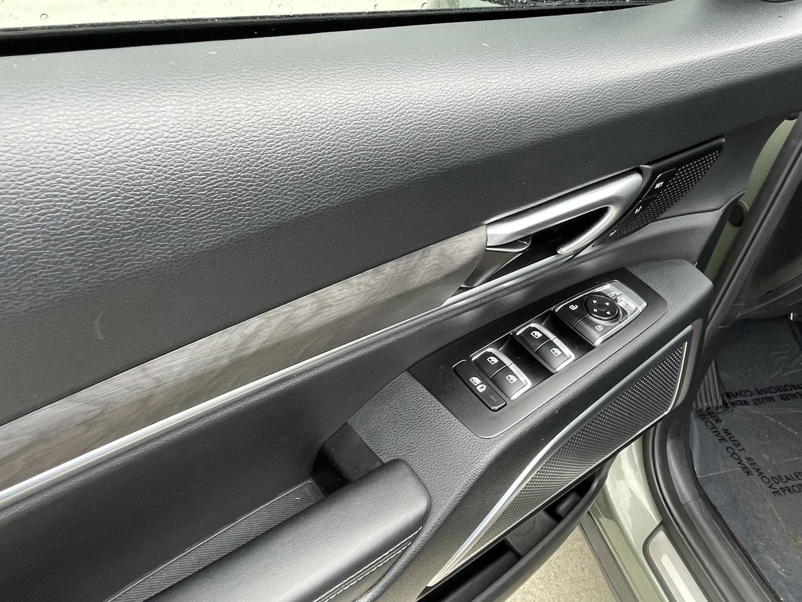 Vehicle photo 12