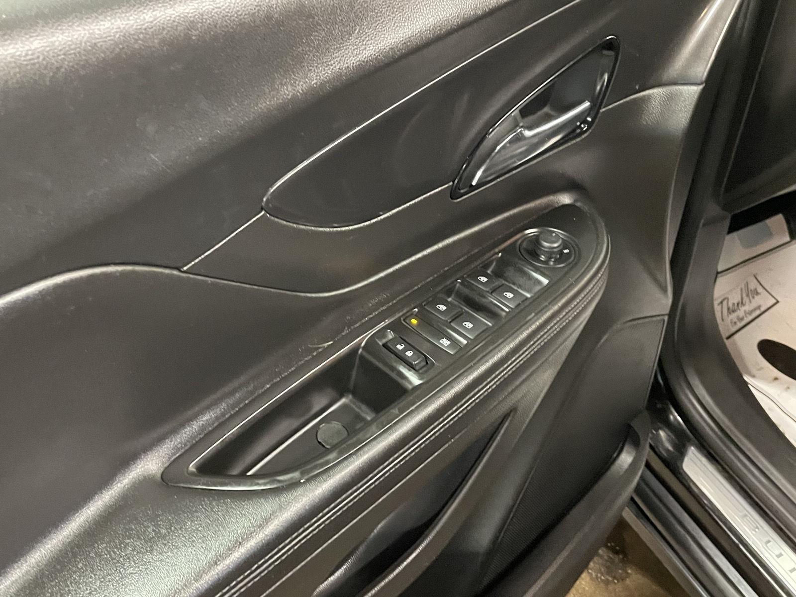 Vehicle photo 12