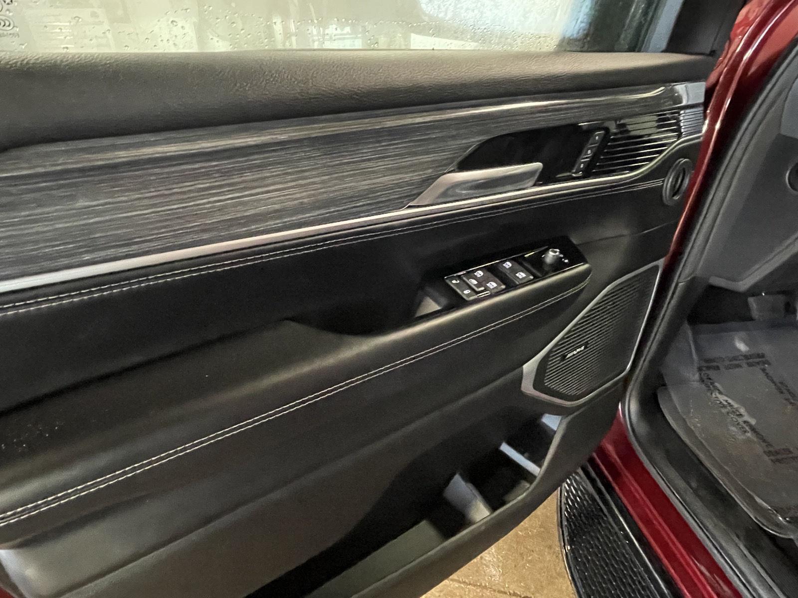 Vehicle photo 13