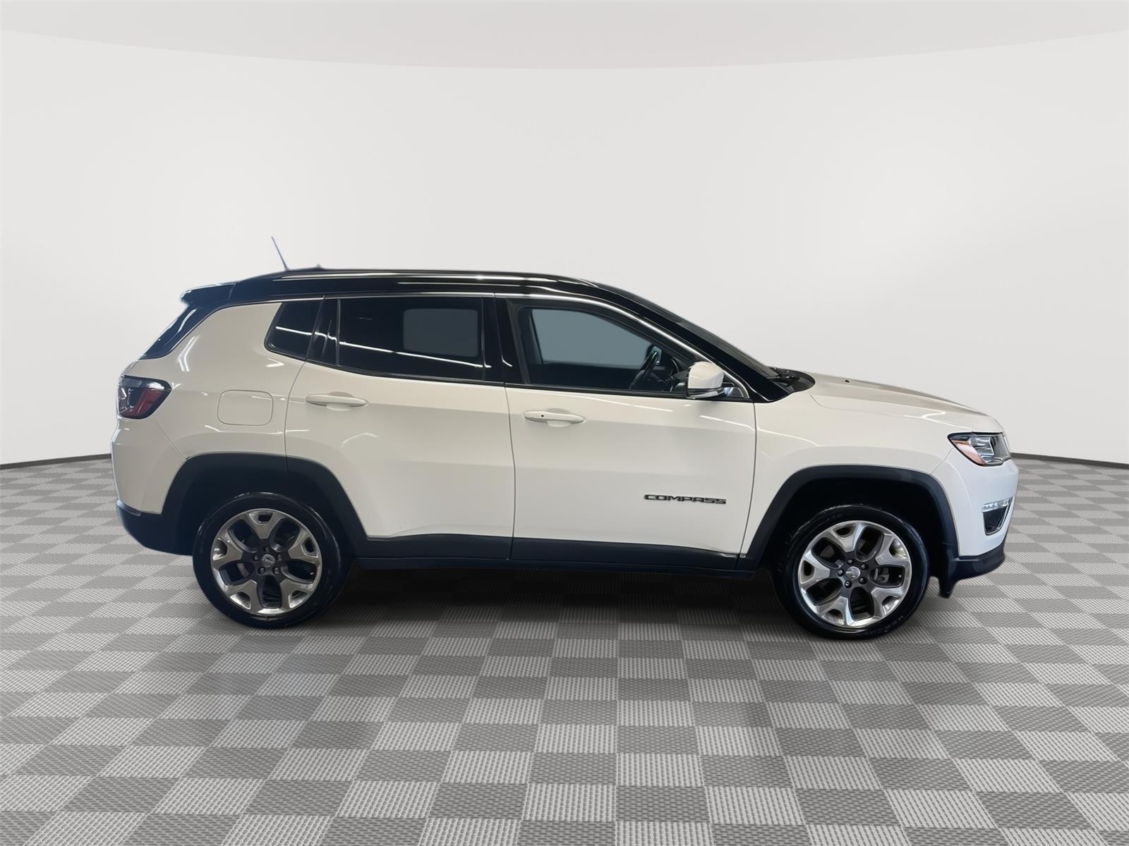 Vehicle photo 6