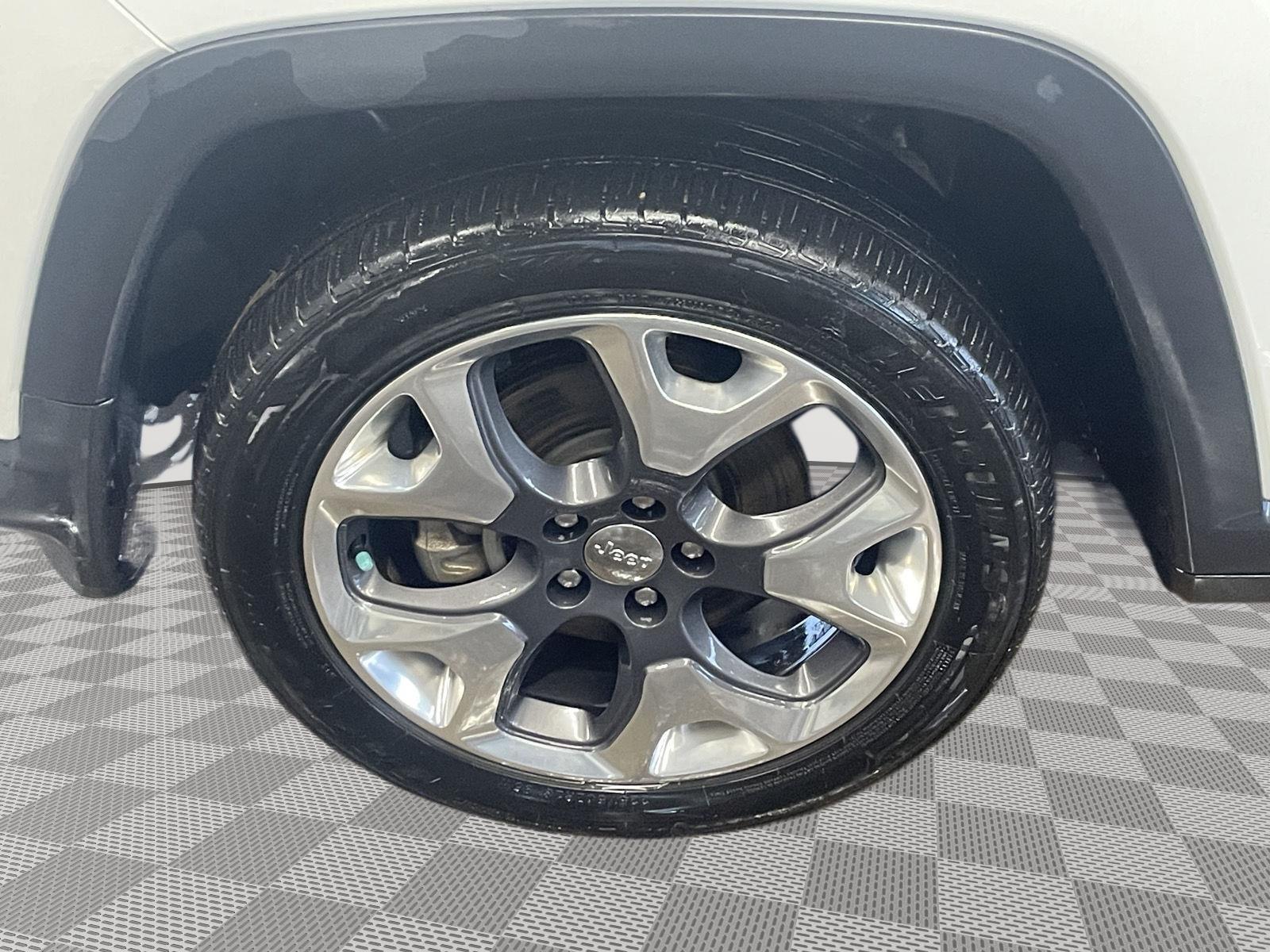 Vehicle photo 9