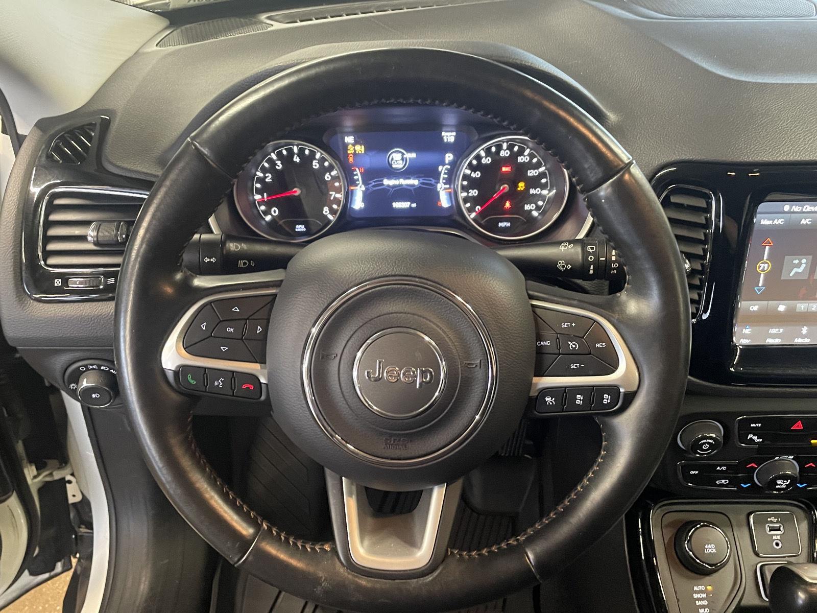 Vehicle photo 12