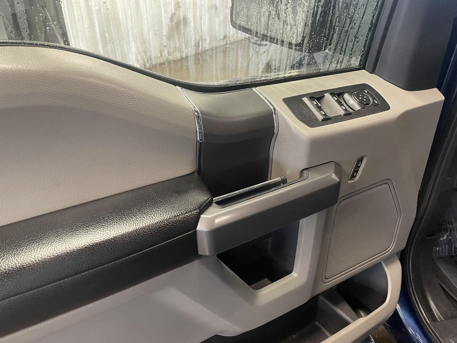 Vehicle photo 12