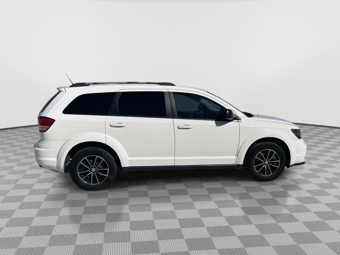 Vehicle photo 7