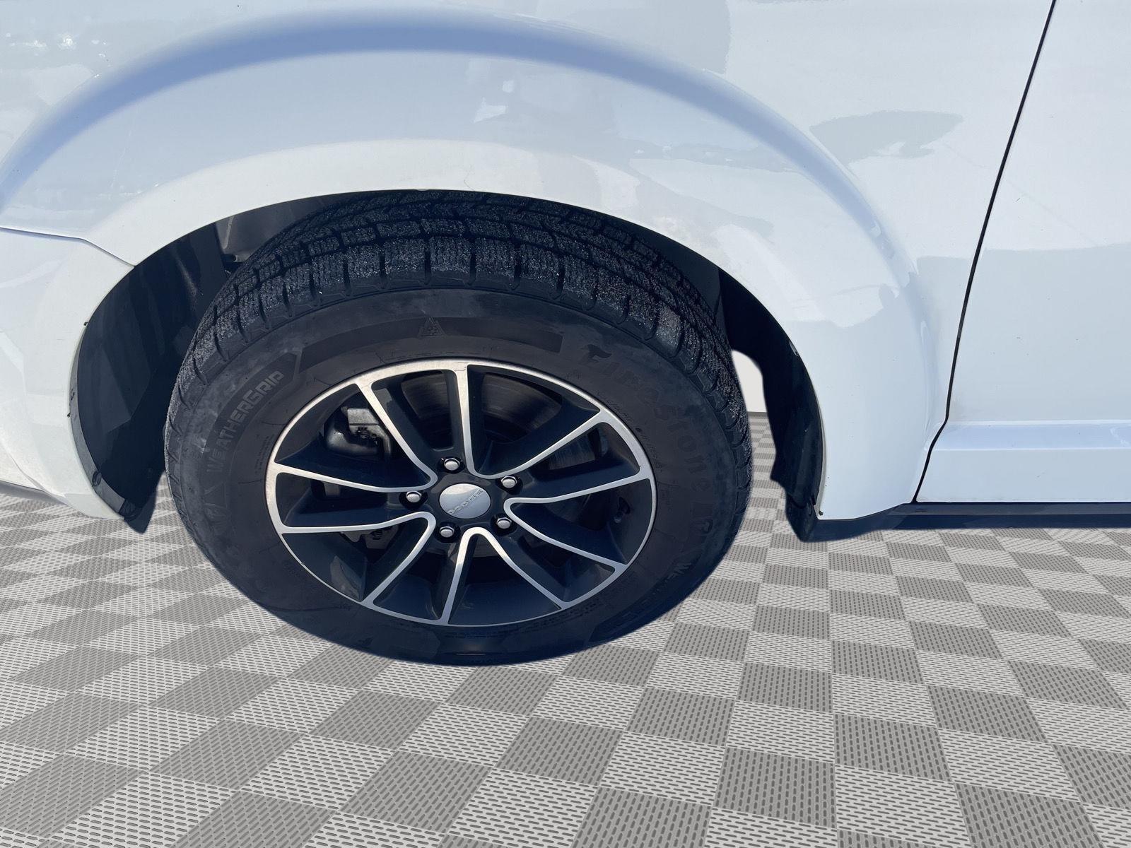 Vehicle photo 10