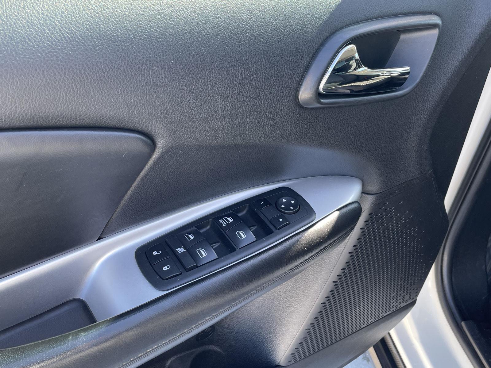 Vehicle photo 12