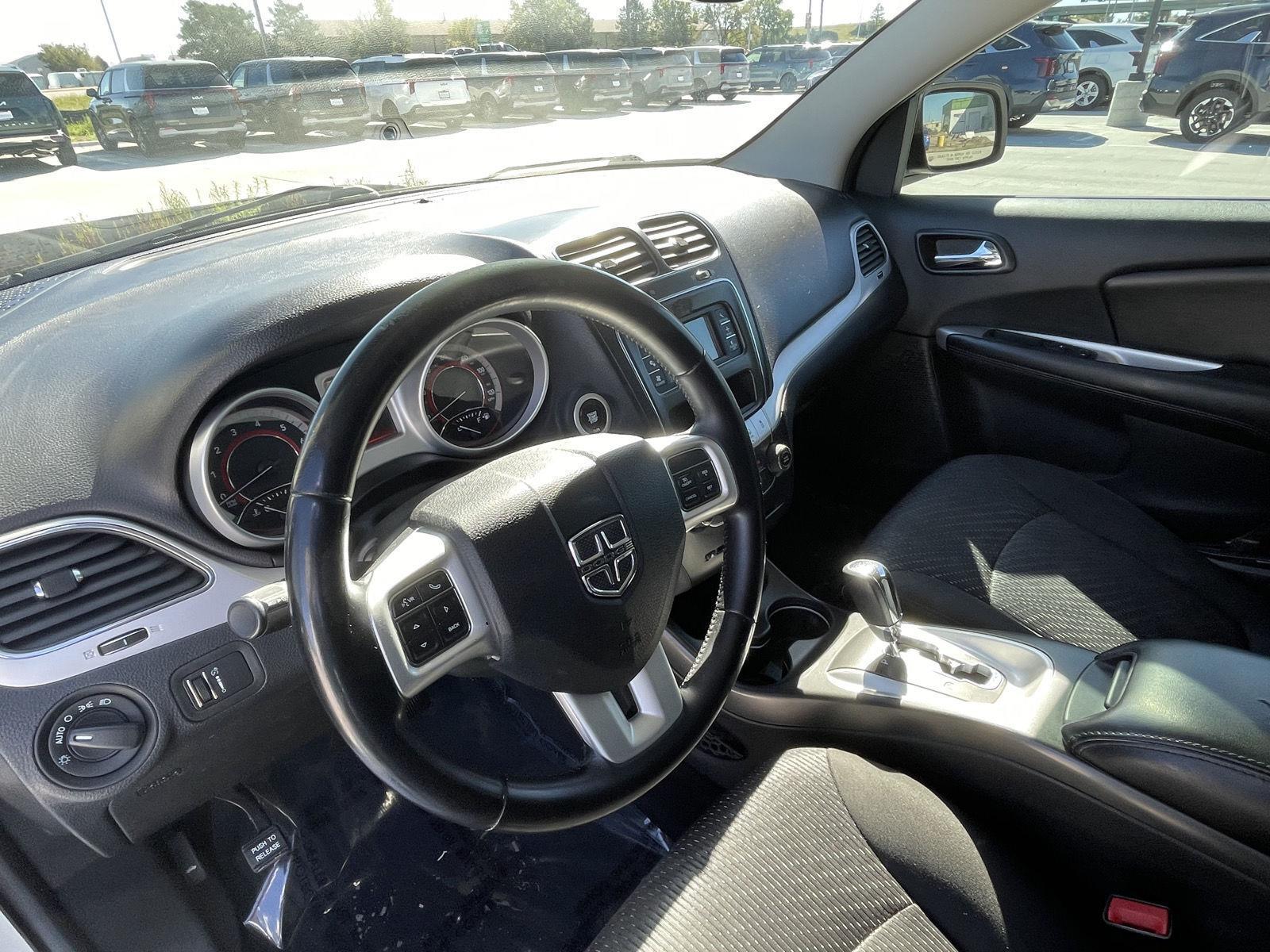 Vehicle photo 14