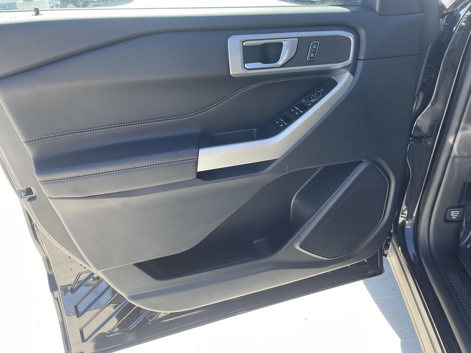 Vehicle photo 12
