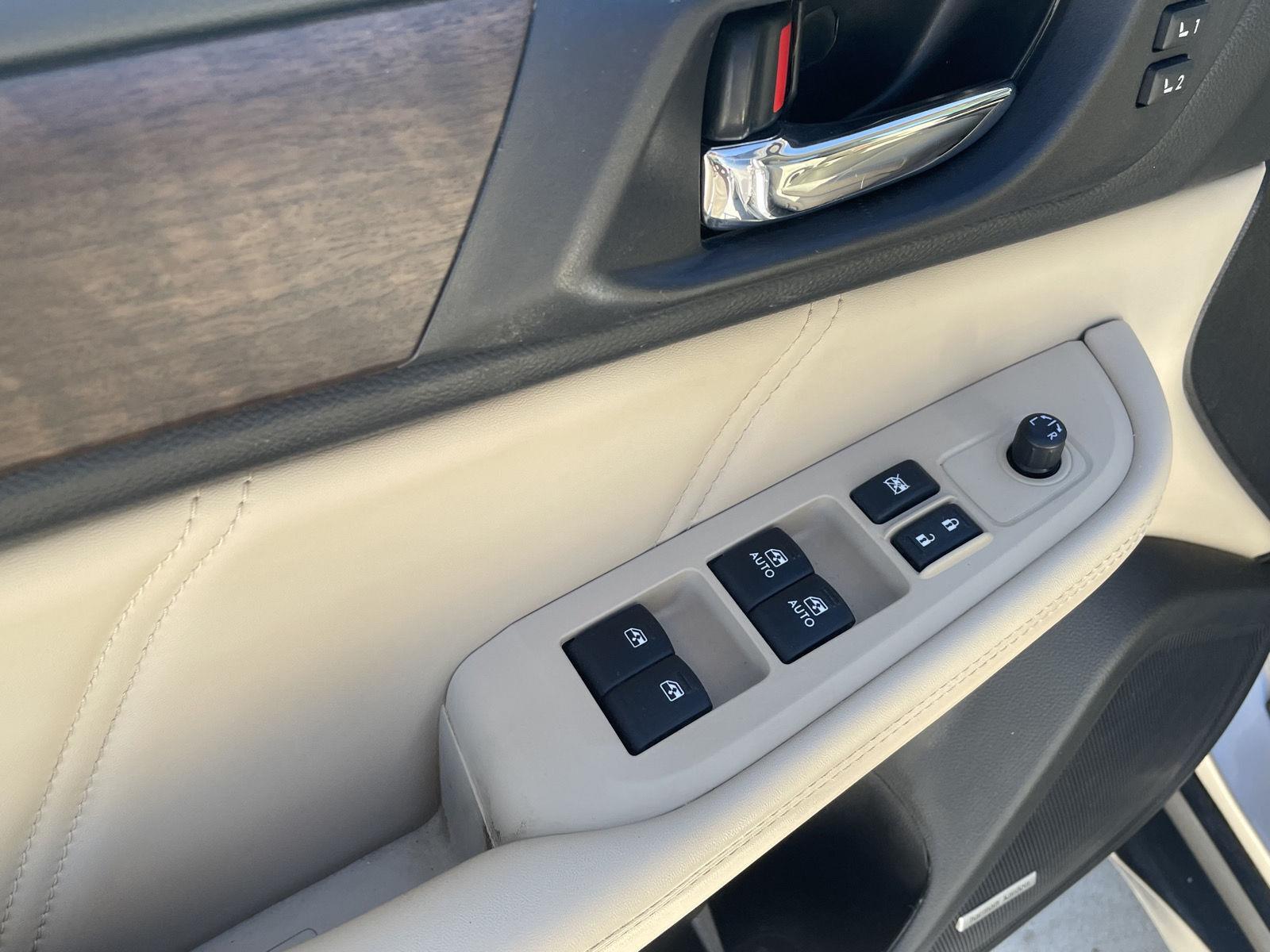 Vehicle photo 12