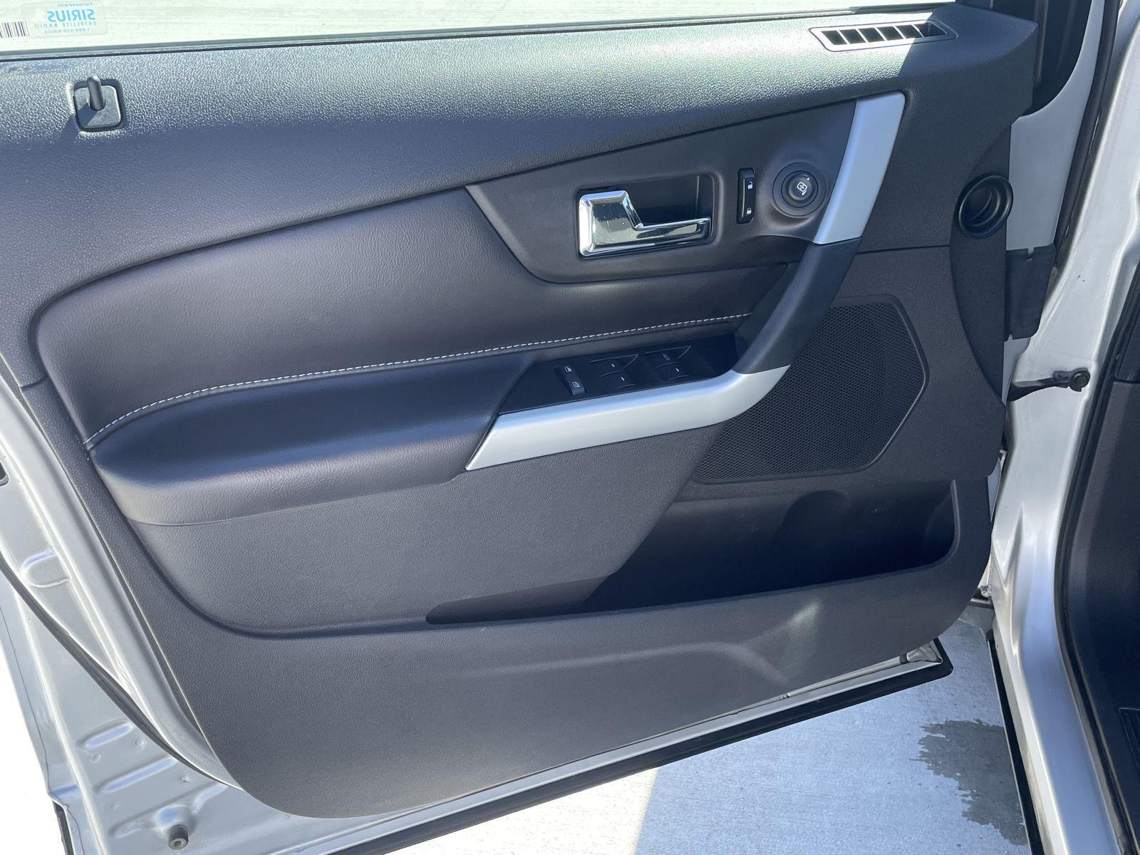 Vehicle photo 12