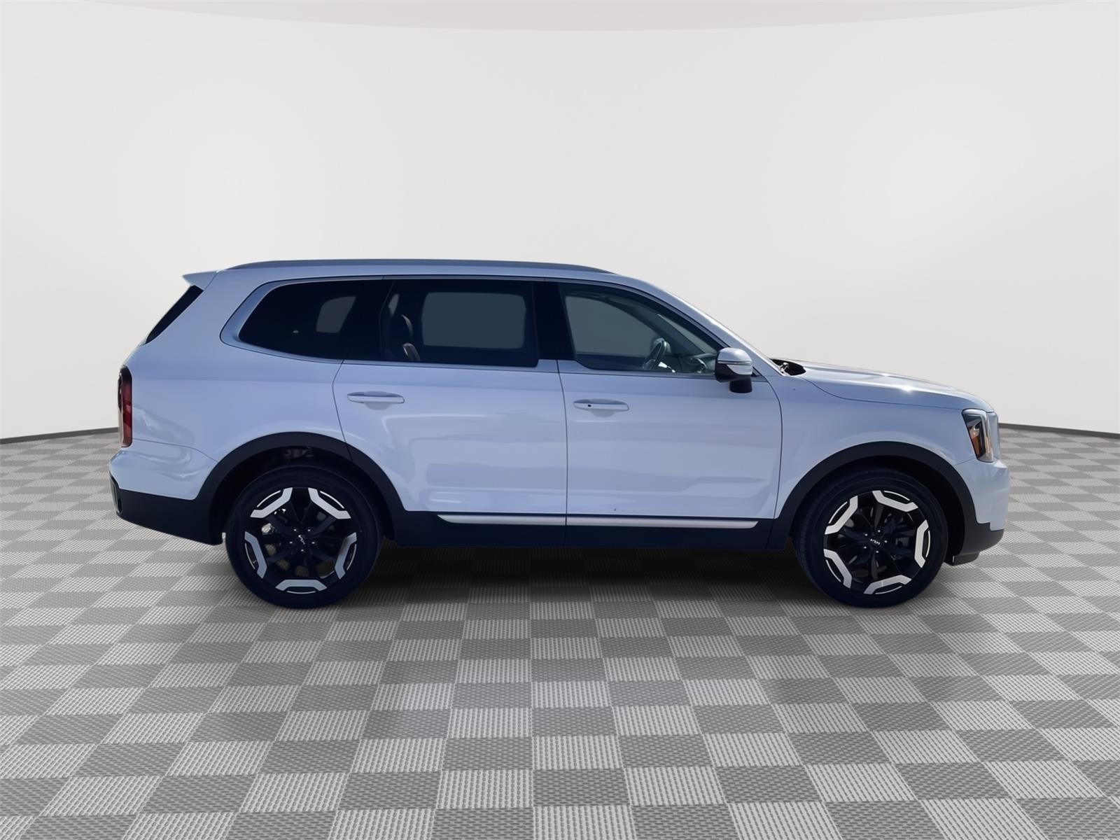 Vehicle photo 7
