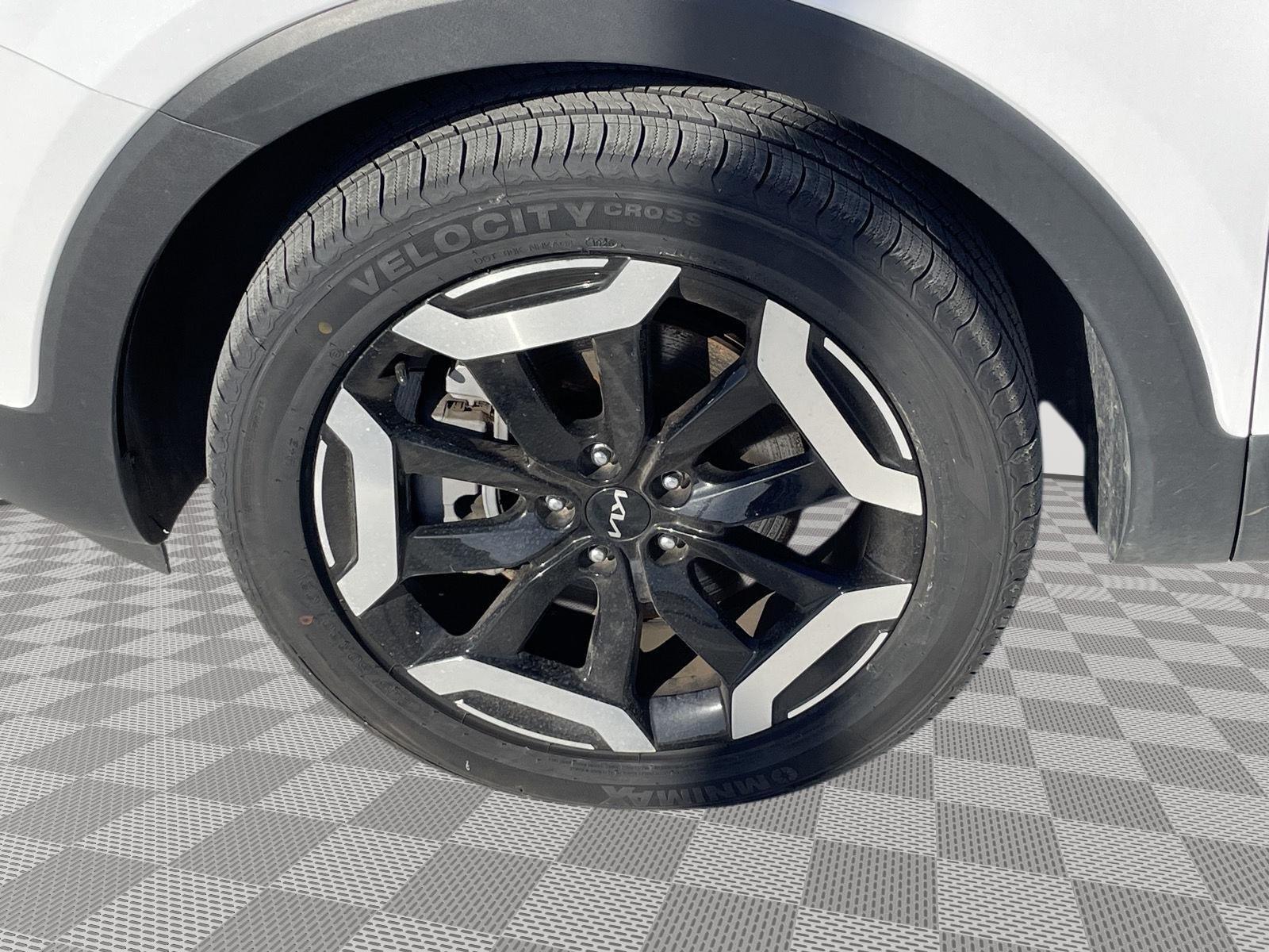 Vehicle photo 10