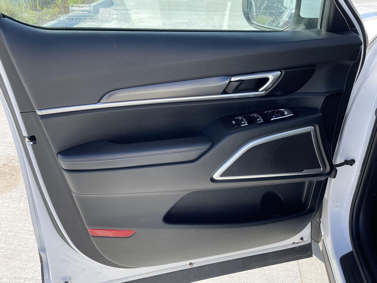 Vehicle photo 12