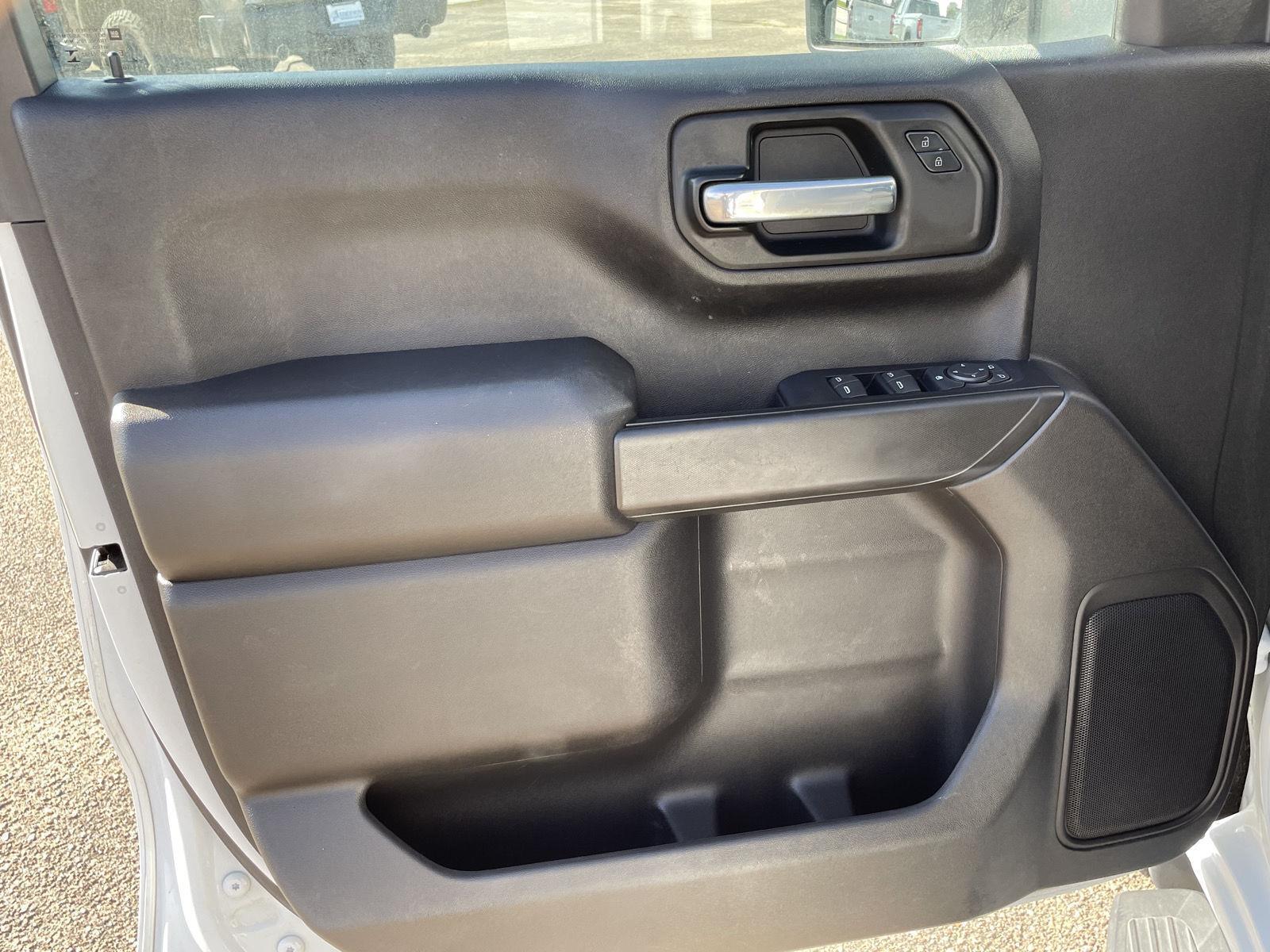 Vehicle photo 12