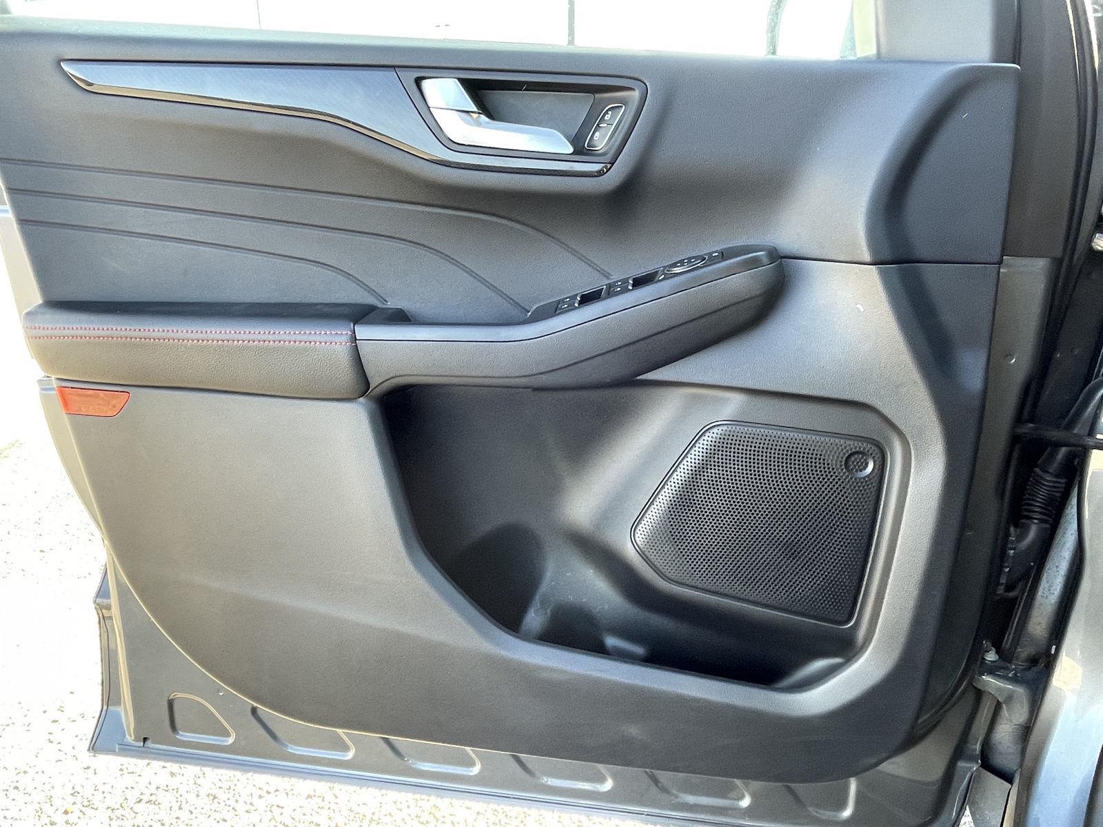 Vehicle photo 12