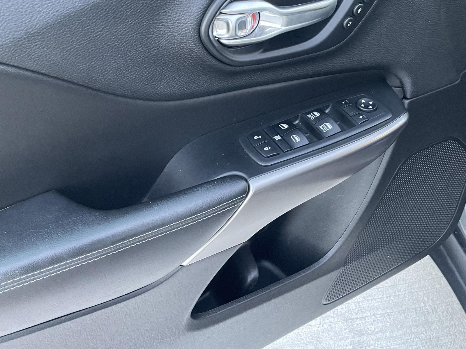 Vehicle photo 12