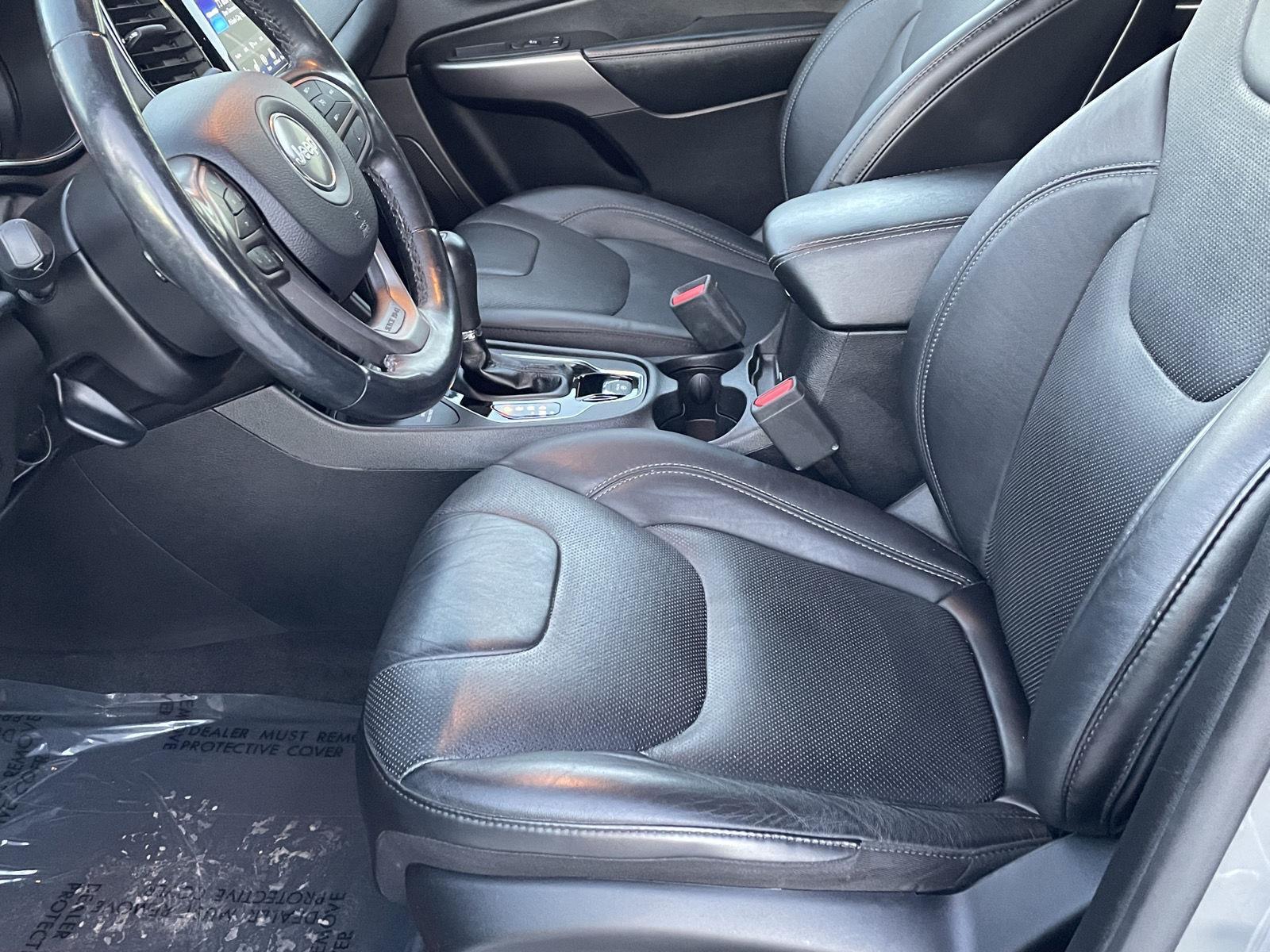 Vehicle photo 13