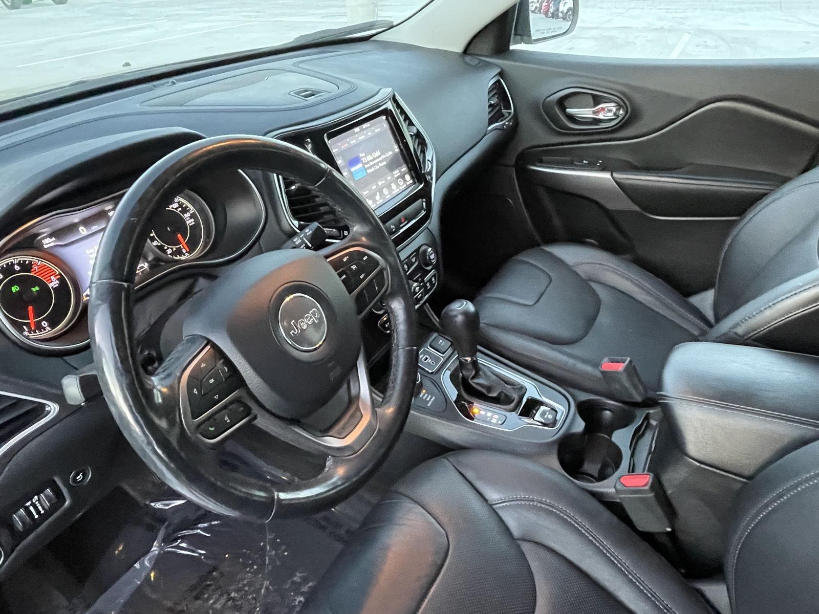 Vehicle photo 14