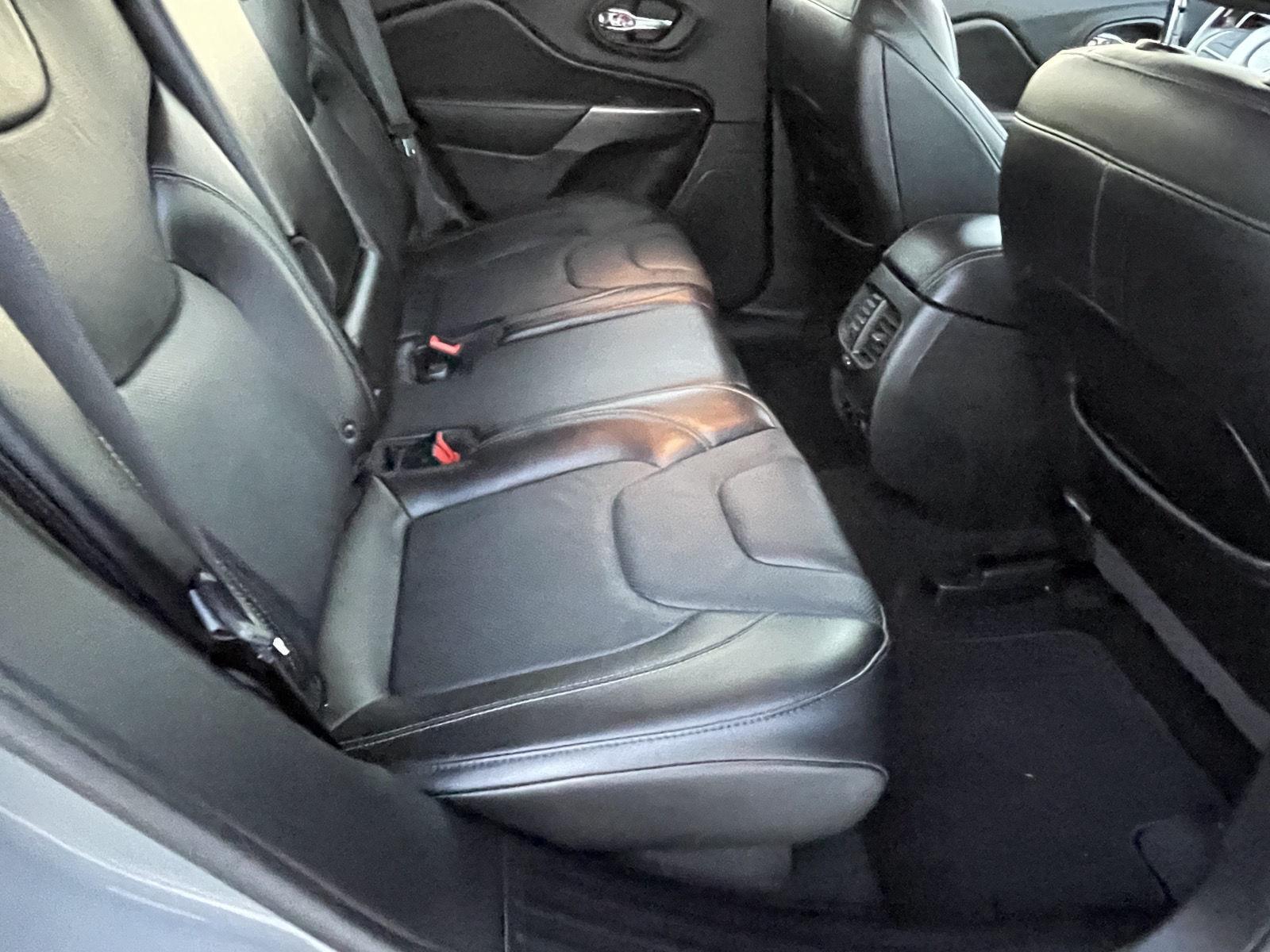 Vehicle photo 17